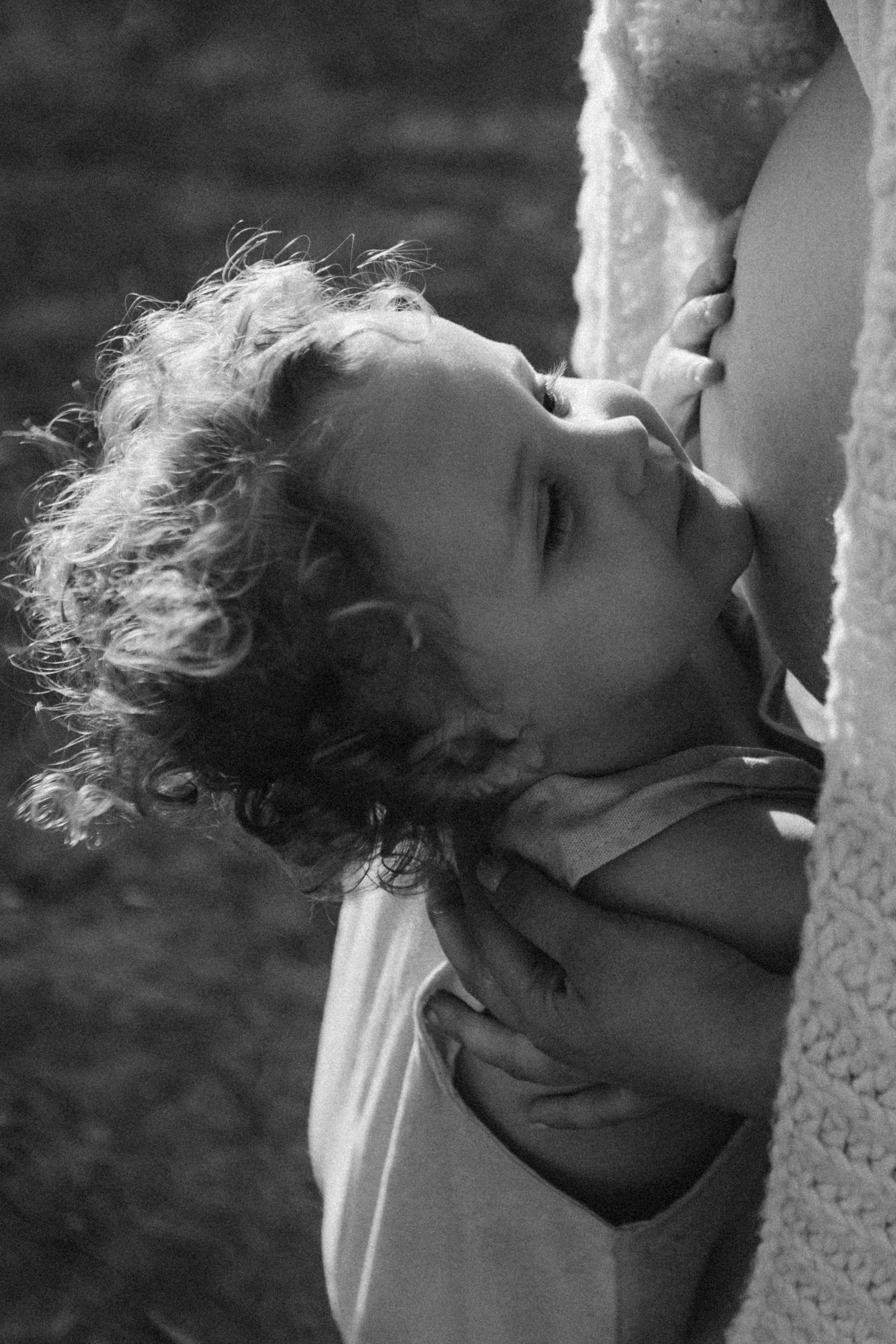 gestante faz carinho em filha em ensaio externo em Sorocaba