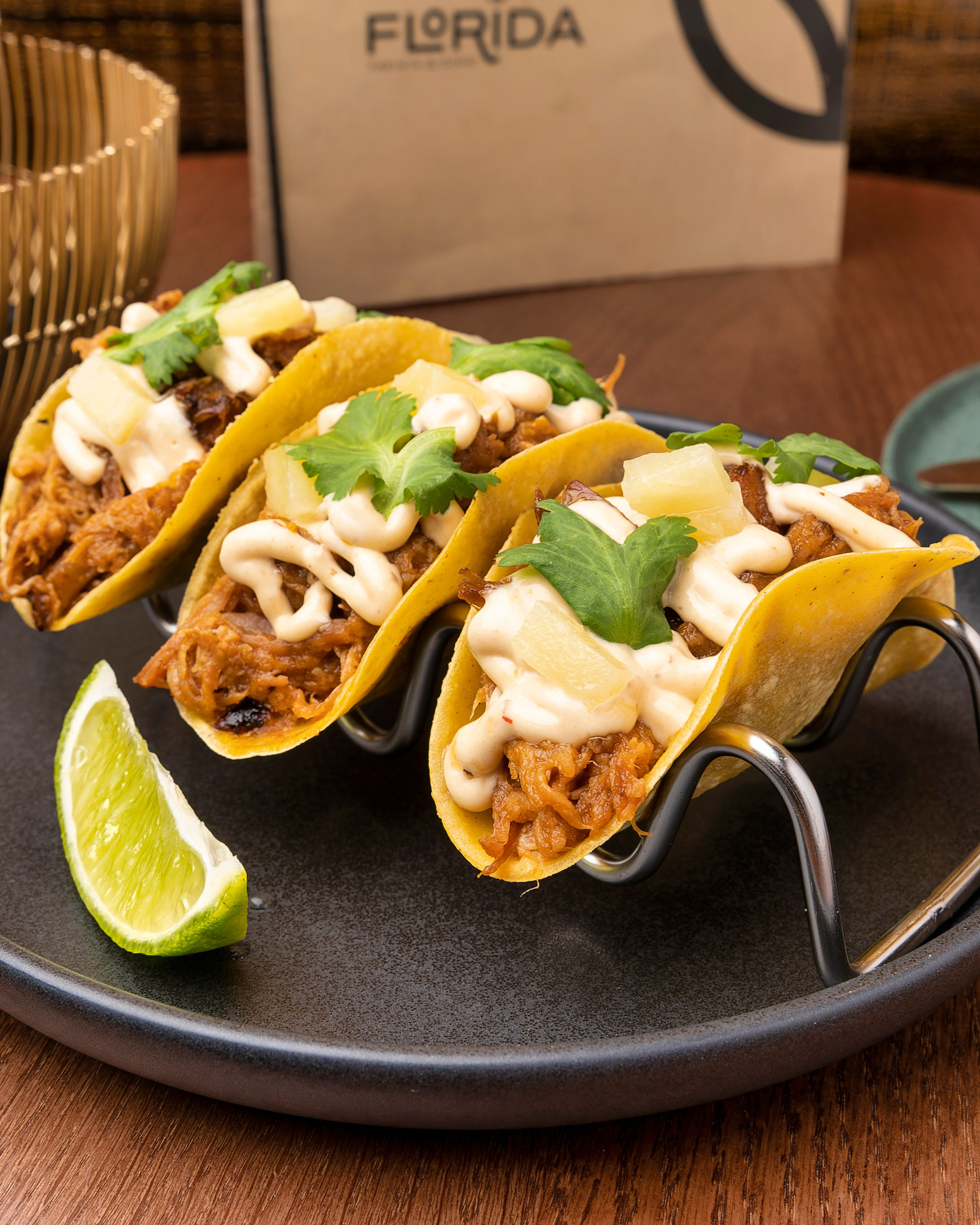 Imagen de comida cuidadosamente emplatada sobre fondo oscuro, capturando detalles y contraste visual.