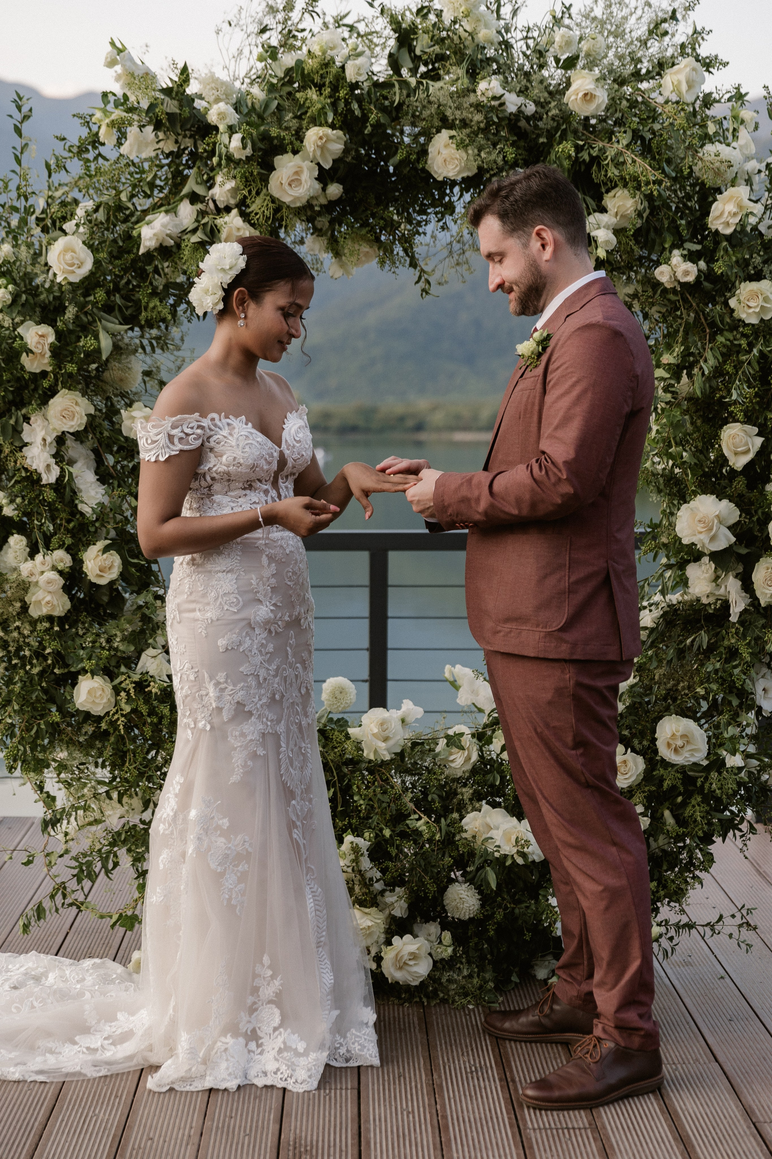 Thesakaya and Kevin. Photographer Anna Nazarenko