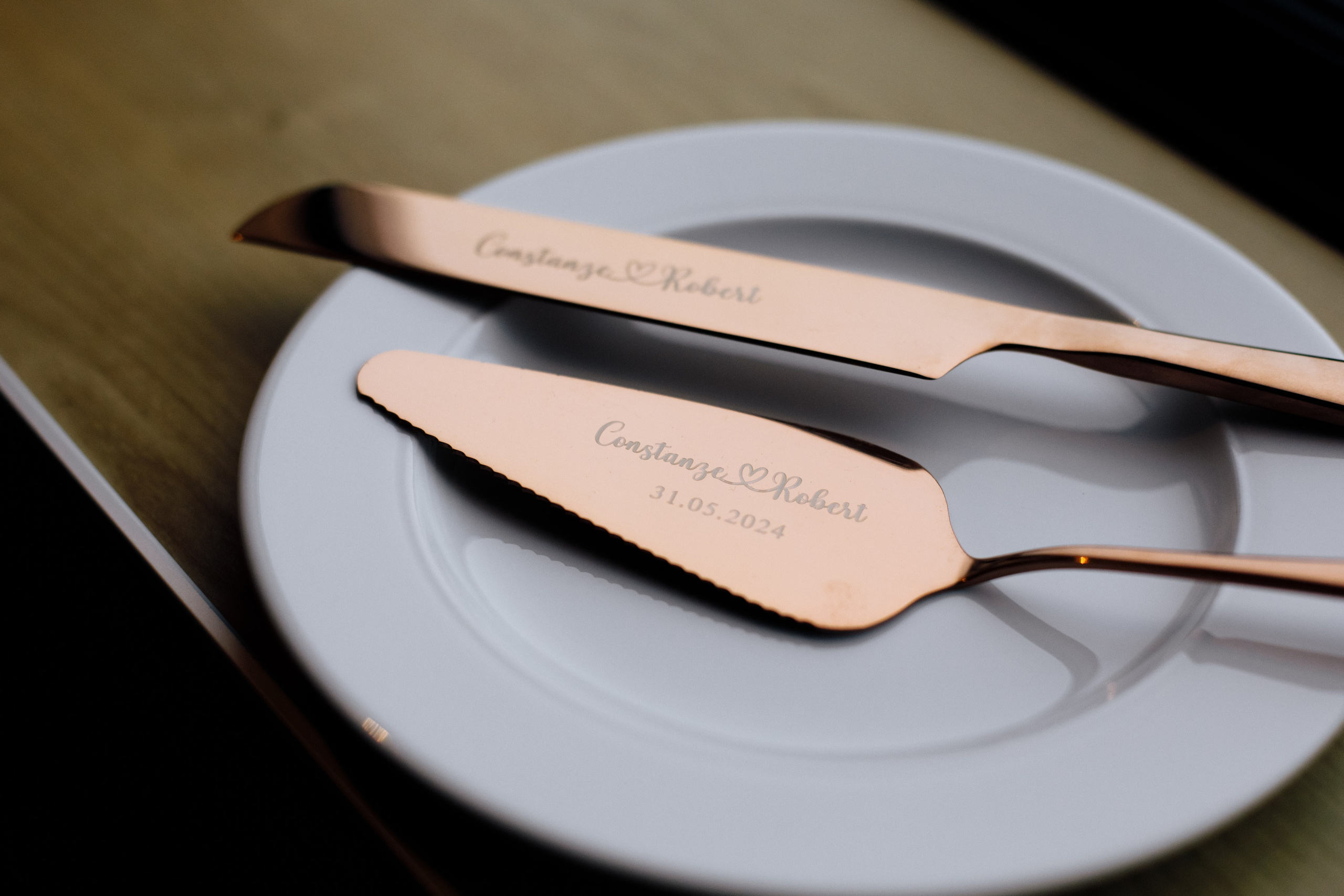 Hochzeitstortenmesser und -schaufel mit gravierten Namen des Brautpaars. Ein elegantes Detail für den Hochzeitstisch.