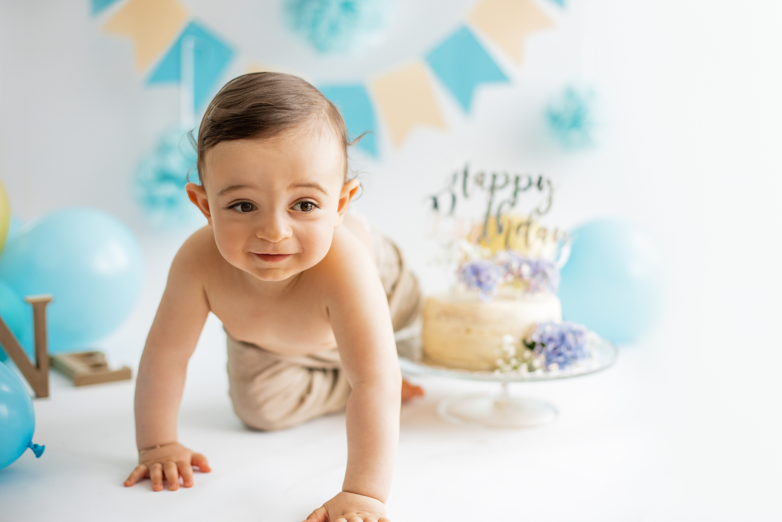 Cake smash 1v kuvaus. Valokuvaaja Itä-Uudellamaalla Viktoria photography