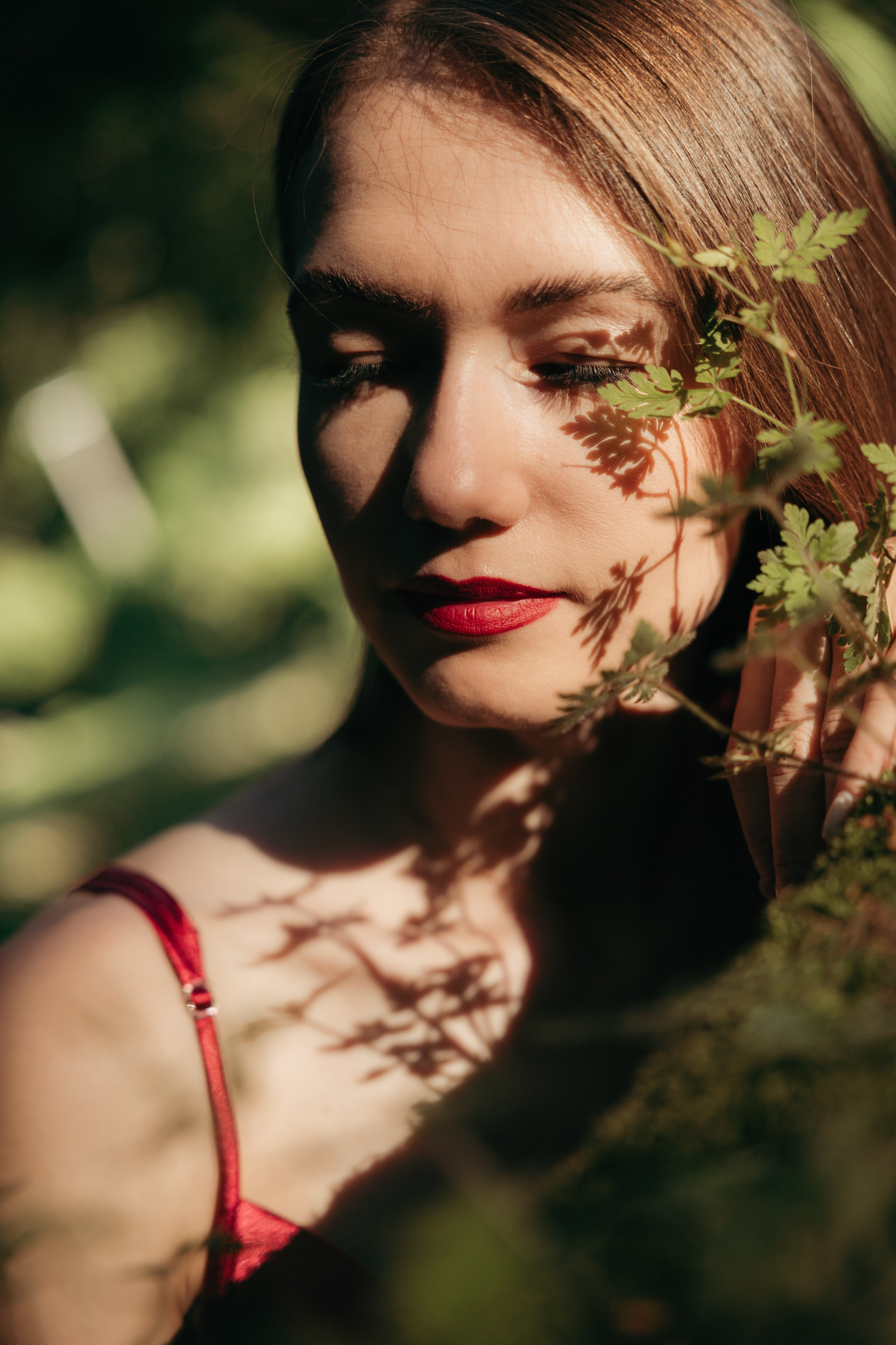 Portrétní focení u řeky — žena v červených šatech. Lifestyle a rodinná fotografka v Pisku Oxana Telupilova