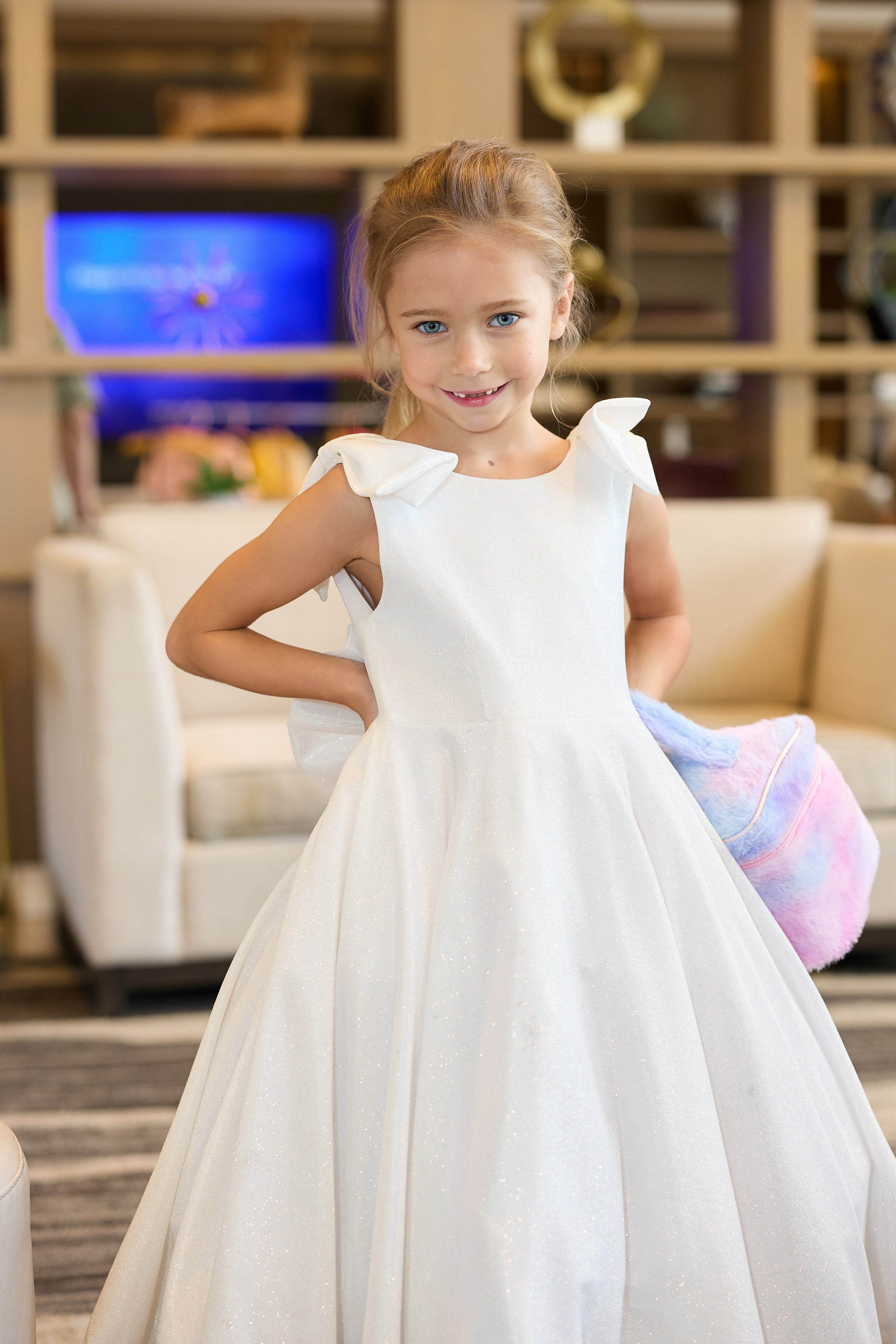 Авторская благотворительная художественная выставка Дианы Бортник. Фотограф Юлия Маковеева