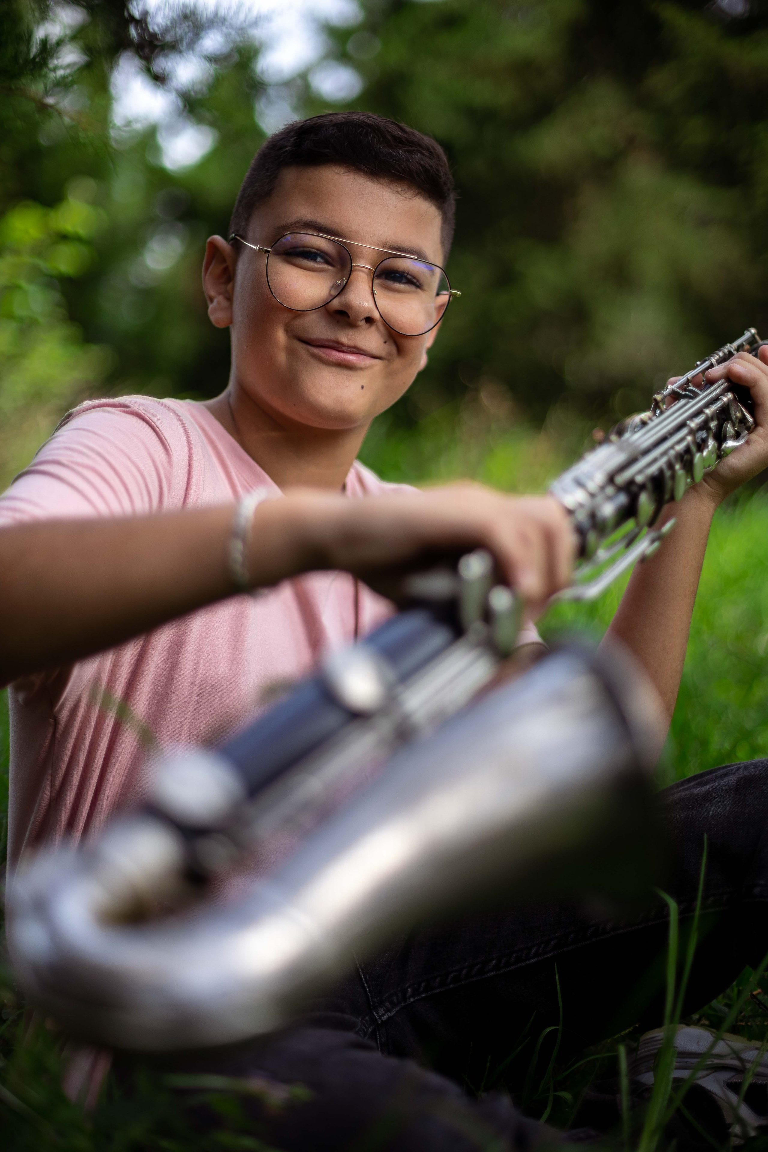 Clarinetista en el río fotografías artísticas que viva la música. Fotografía profesional para su evento en Caldas por SERFOTOGRAFÍA