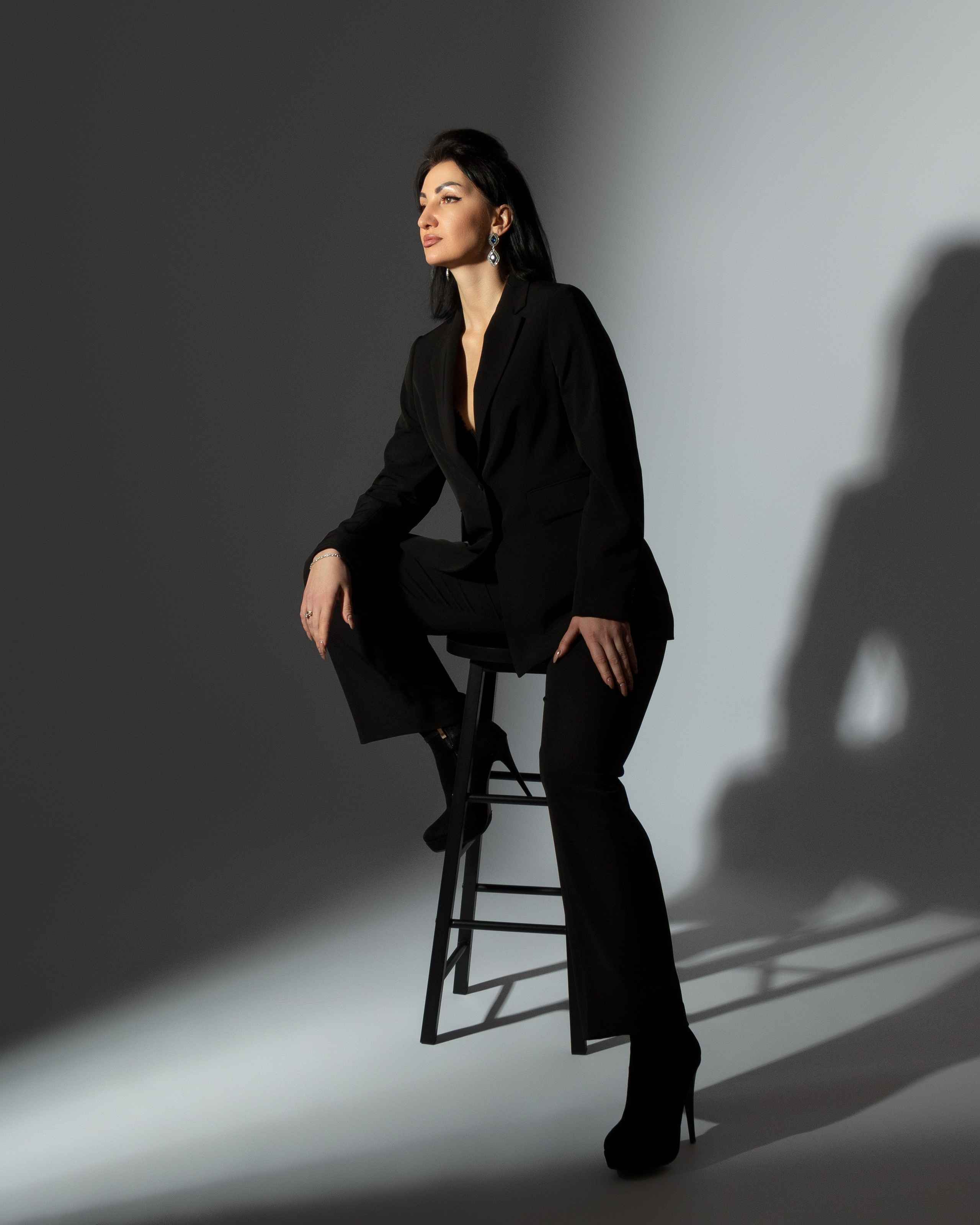 Elegantes Foto im Studio – Alena trägt dunklen Anzug