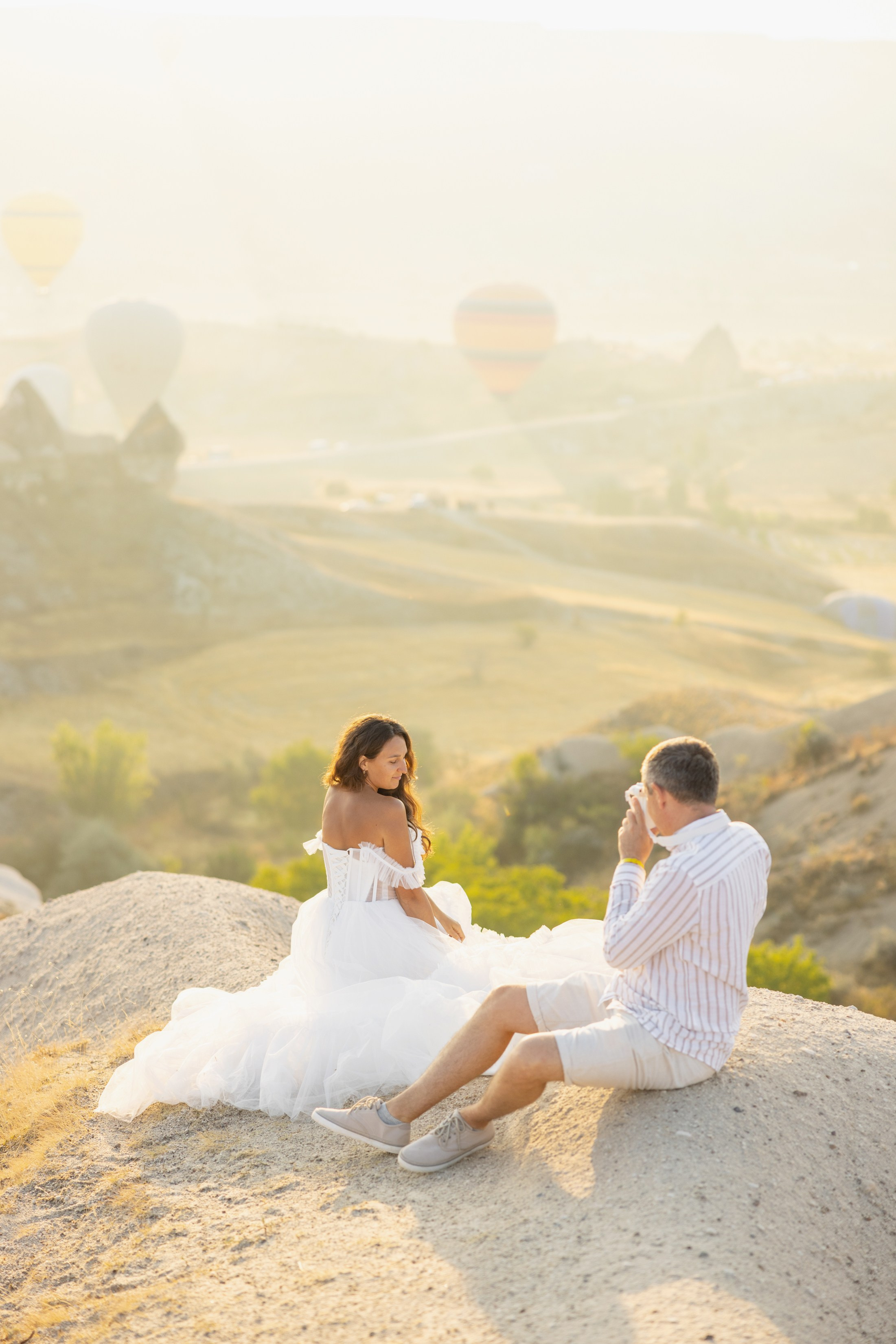 Family Photoshoot at Sunrise with Cappadocia’s Hot Air Balloons. Julia Ganch I Fashion Wedding Photography I Cappadocia Turkey