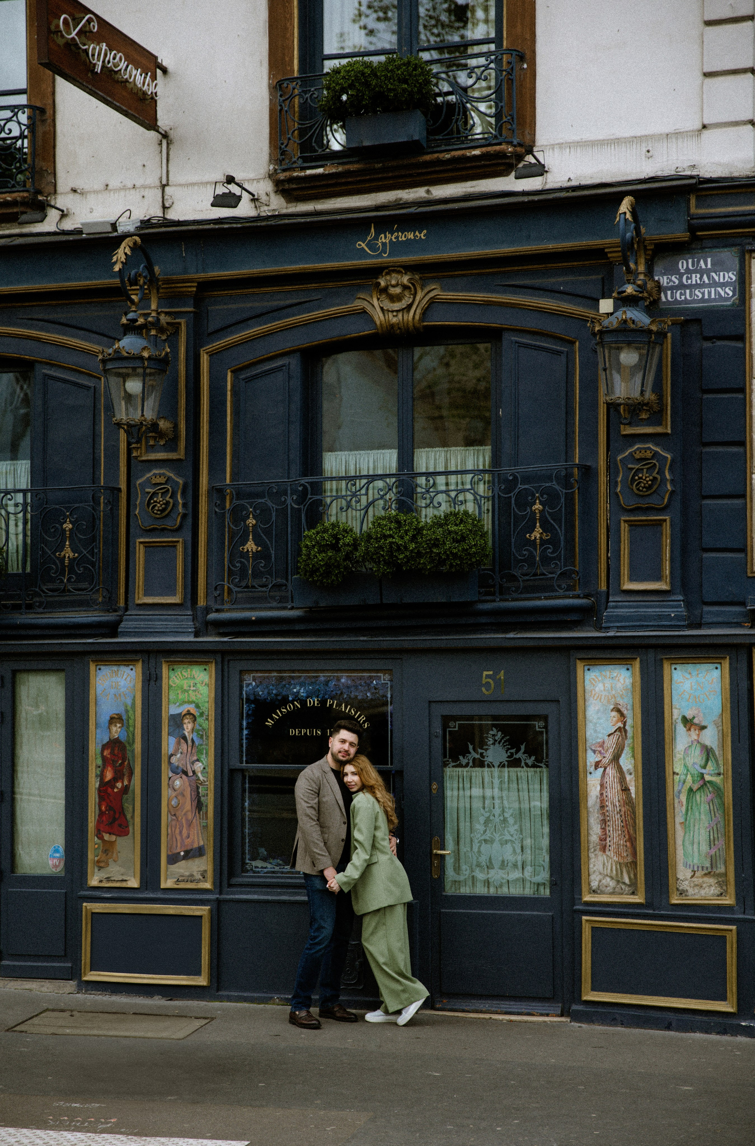 Couple Photo Walk in Paris — Romantic Lifestyle Photography. Paris Wedding Photographer