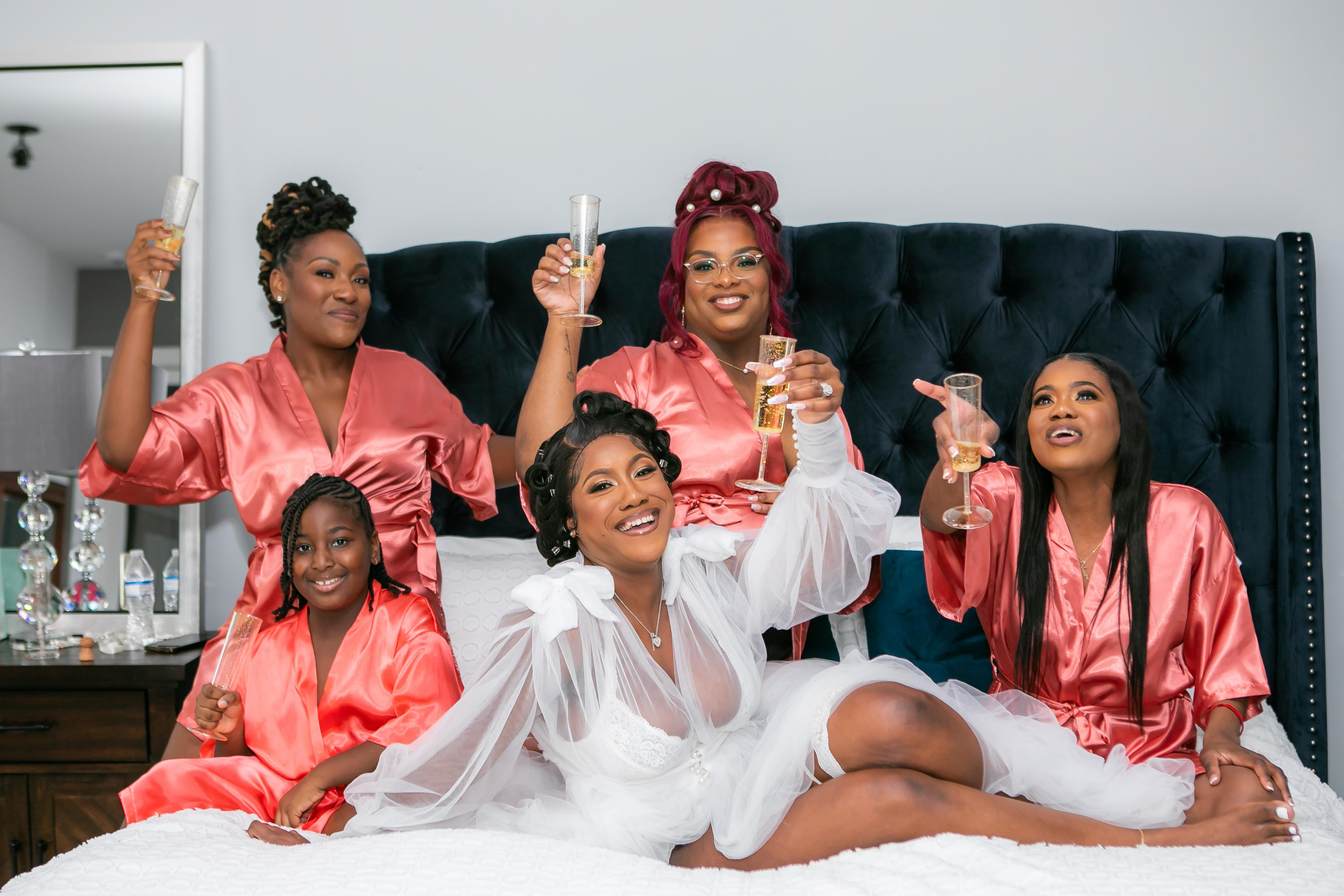 the bride with bridesmaids drink champagnese