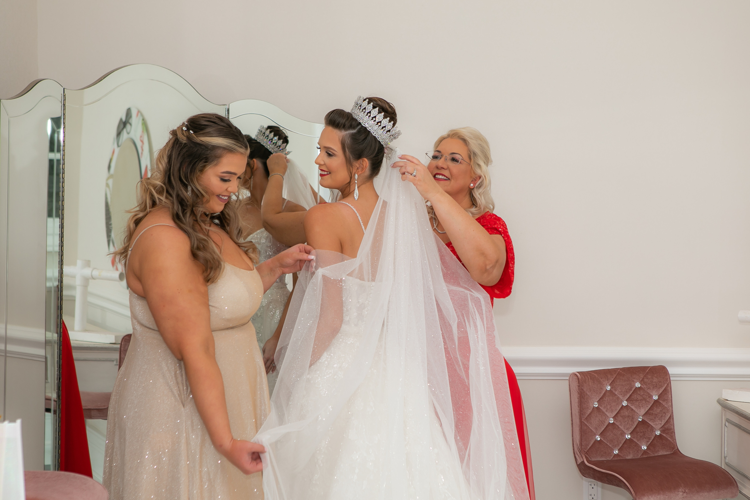 Elegant wedding in Golden Ocala, creating candid photography. Lana Photography — Wedding & Family Photographer in Florida & Beyond