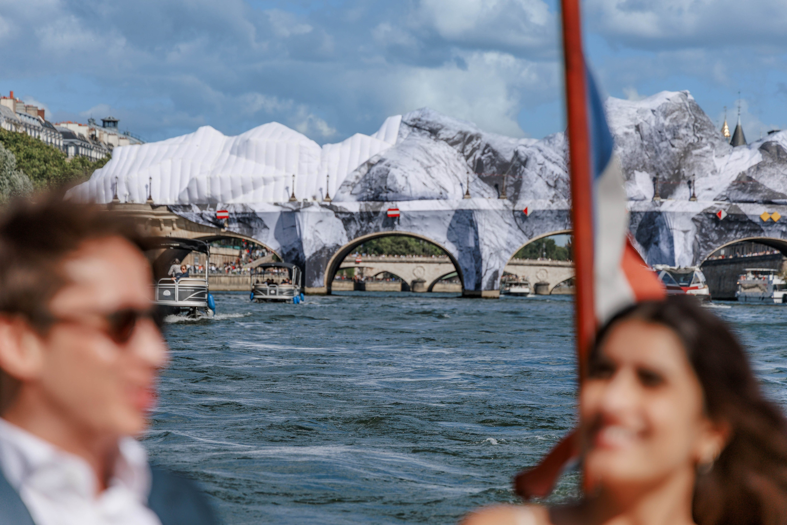 A Luxury Surprise Proposal on a Boat in Paris: Photo, Video & Champagne. Photographe à Paris