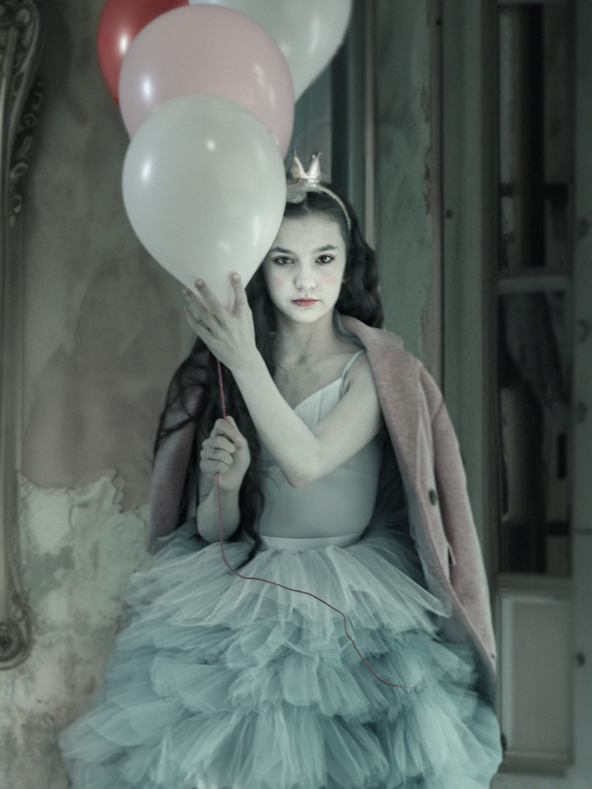 Fantasievolles Frauenportrait mit Luftballons – märchenhafte Farben und Licht in einer Villa in Salzburg