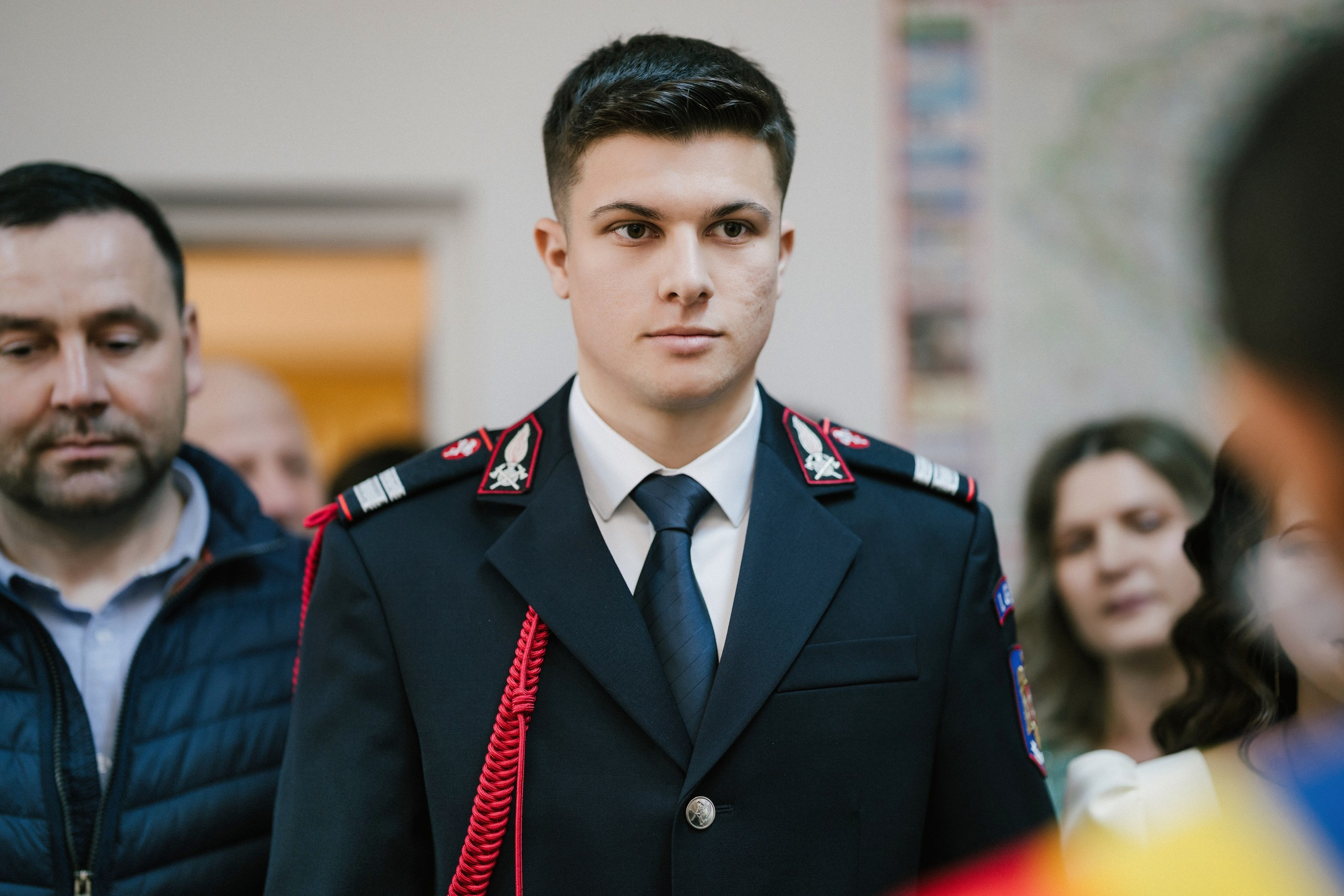 Povestitor prin fotografie - Fotograf nuntă Botoșani  – Alin Chirilă -* Gabriel și Denisa la starea civilă în Unțeni Botoșani, fotografie de cuplu pe scări elegante, Alin Chirilă fotograf* Mire și mireasă după cununia civilă în comuna Unțeni Botoșani, ședință foto realizată de AlinoFotoStudio* Fotograf stare civilă Botoșani, Gabriel și Denisa privindu-se cu drag pe scările locației de eveniment* Cuplu proaspăt căsătorit la cununia civilă Unțeni, fotografie romantică realizată de Alin Chirilă fotograf* Gabriel și Denisa după ceremonia civilă, ședință foto la Restaurant Luceafărul Popas Cucorăni* Fotograf evenimente Botoșani, stare civilă Unțeni, mire și mireasă în cadru elegant și luminos* Mire în uniformă și mireasă cu buchet alb, fotografie de nuntă civilă în județul Botoșani* AlinoFotoStudio portret de cuplu la stare civilă, Gabriel și Denisa în ziua logodnei civile* Fotograf cununie civilă Botoșani, moment romantic surprins la Popas Cucorăni Luceafărul* Gabriel și Denisa și-au spus da la Unțeni Botoșani, amintiri fotografice naturale și elegante* Mireasă cu păr ondulat și mire în uniformă militară, fotografie de cuplu la stare civilă* Alin Chirilă povestitor prin fotografie, cununie civilă Gabriel și Denisa în Botoșani* Ședință foto de stare civilă Botoșani, cuplu pe scări decorative într-un cadru rafinat* Fotograf nuntă și stare civilă Suceava Botoșani Iași, Gabriel și Denisa în ziua cea mare* Imagine romantică de la cununia civilă Unțeni, mire și mireasă zâmbind unul către celălalt, fotograf uvertura mall Botoșani, fotograf mall- servicii foto- video Botoșani 