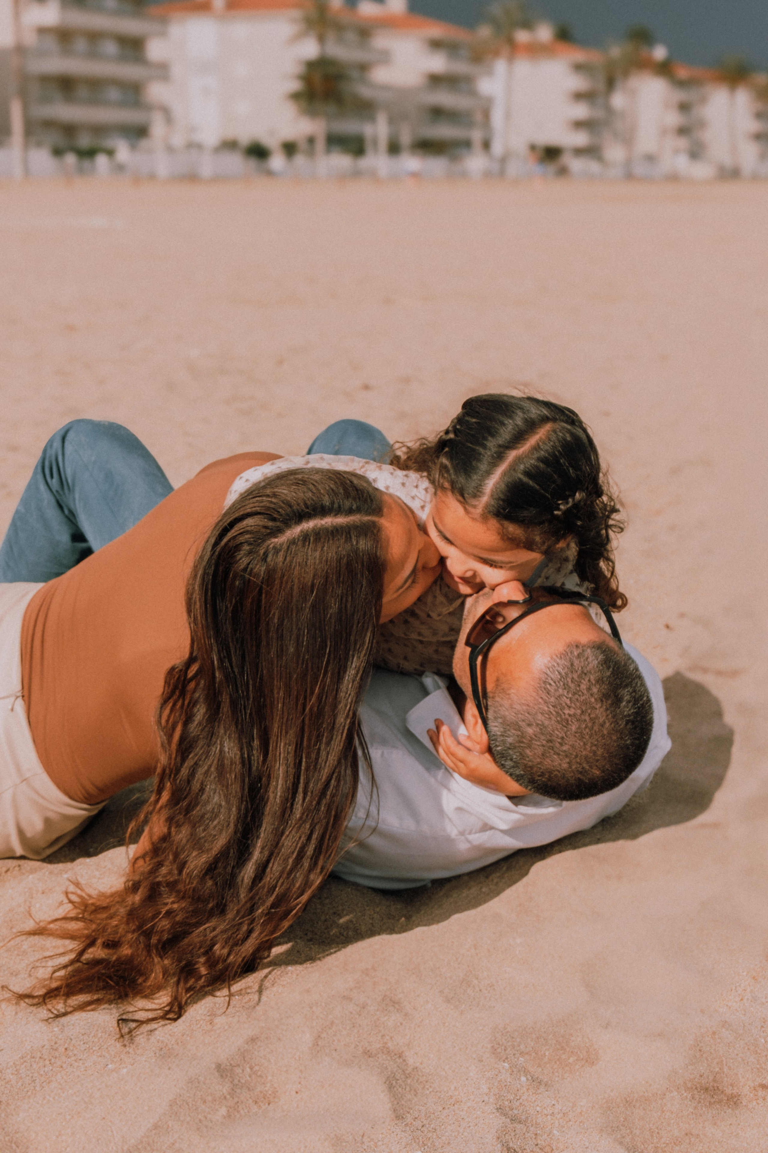 Sesión familiar en la playa. Fotografía profesional en Calafell - Elena Medvedeva