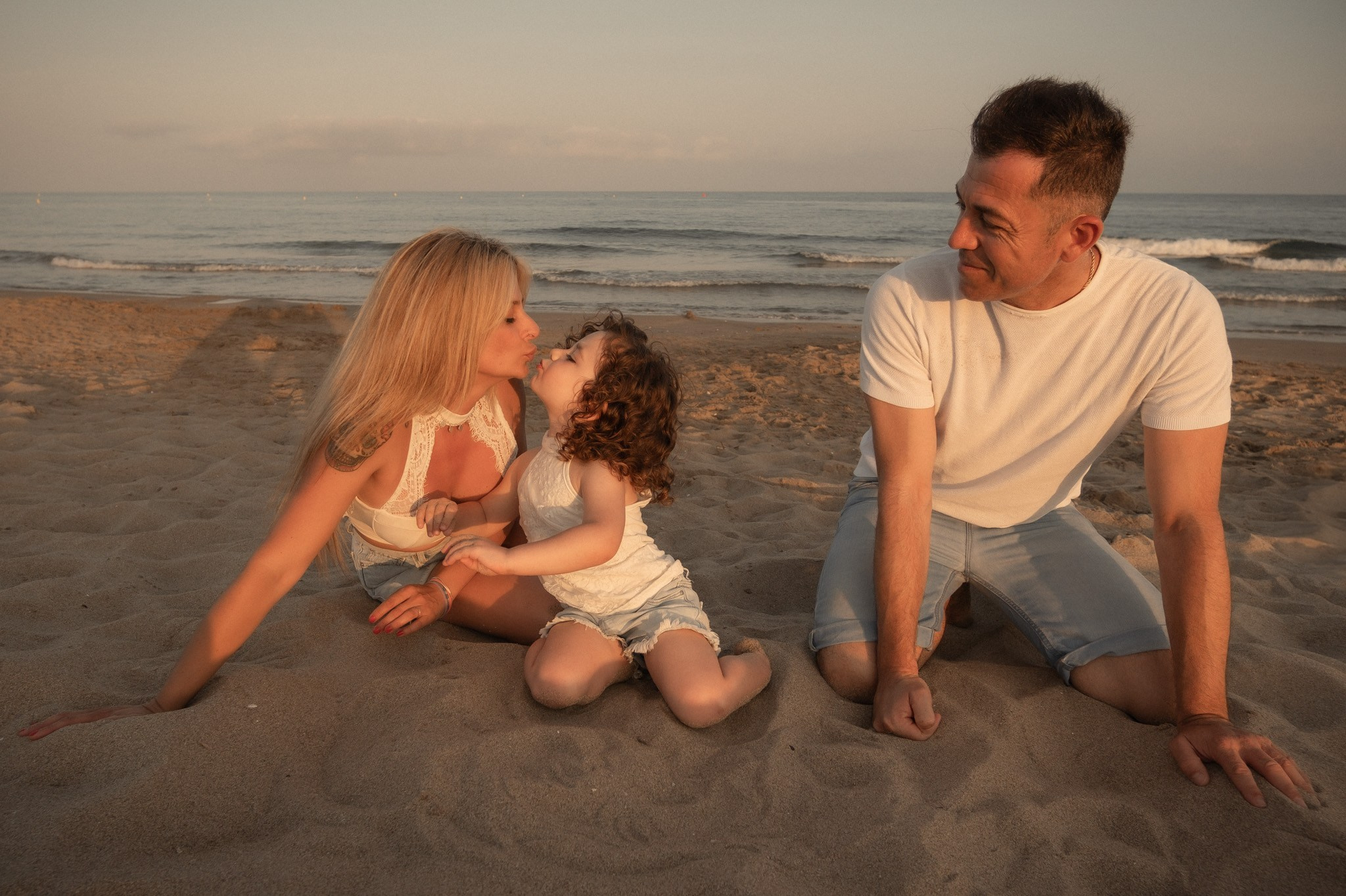 Sesión familiar en la playa. Fotografía profesional en Calafell - Elena Medvedeva