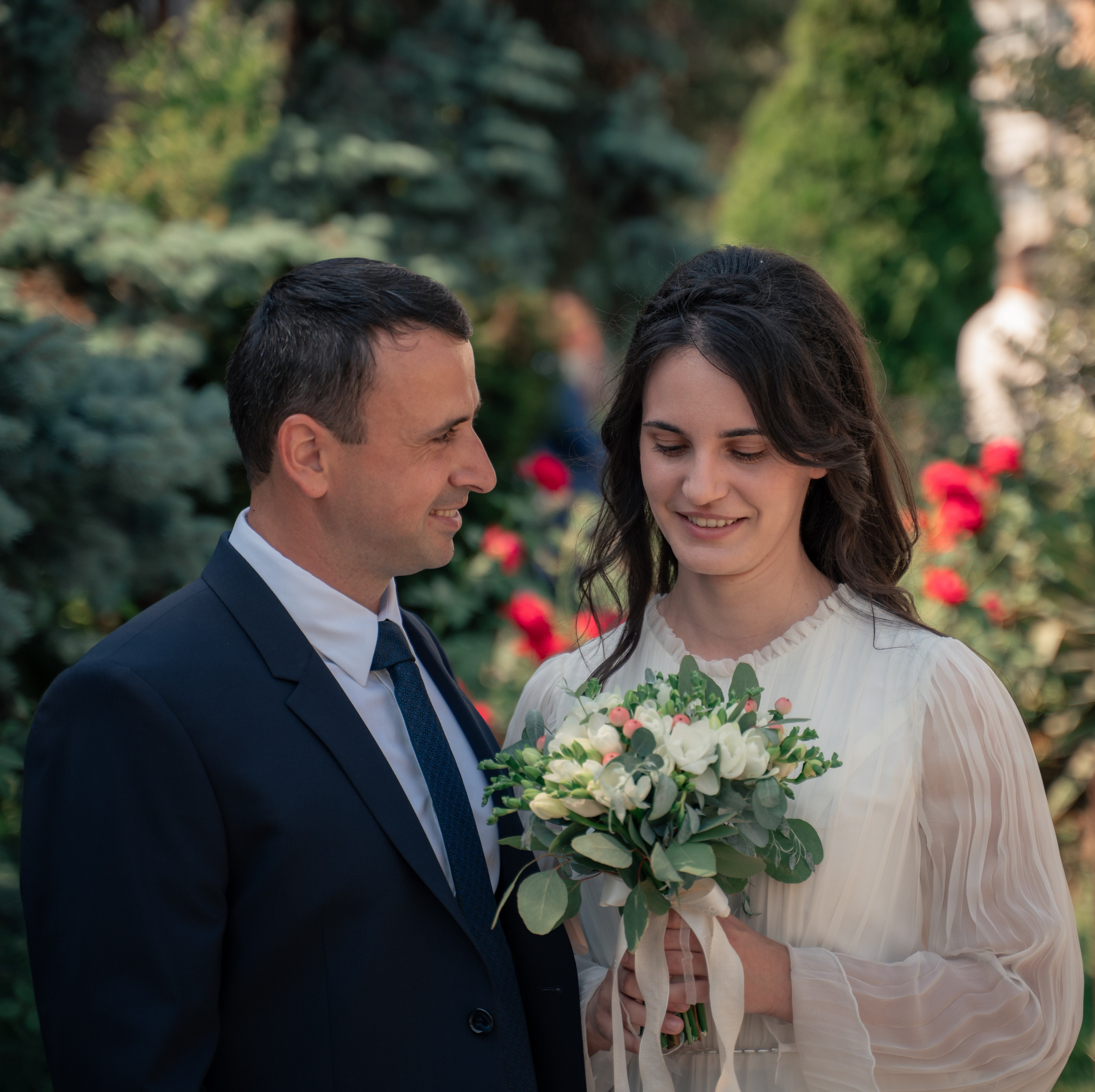 Portret cuplu la cununie civilă în aer liber, mireasă cu buchet de frezii albe, fotografii de nuntă București, stil natural, incadru.ro.