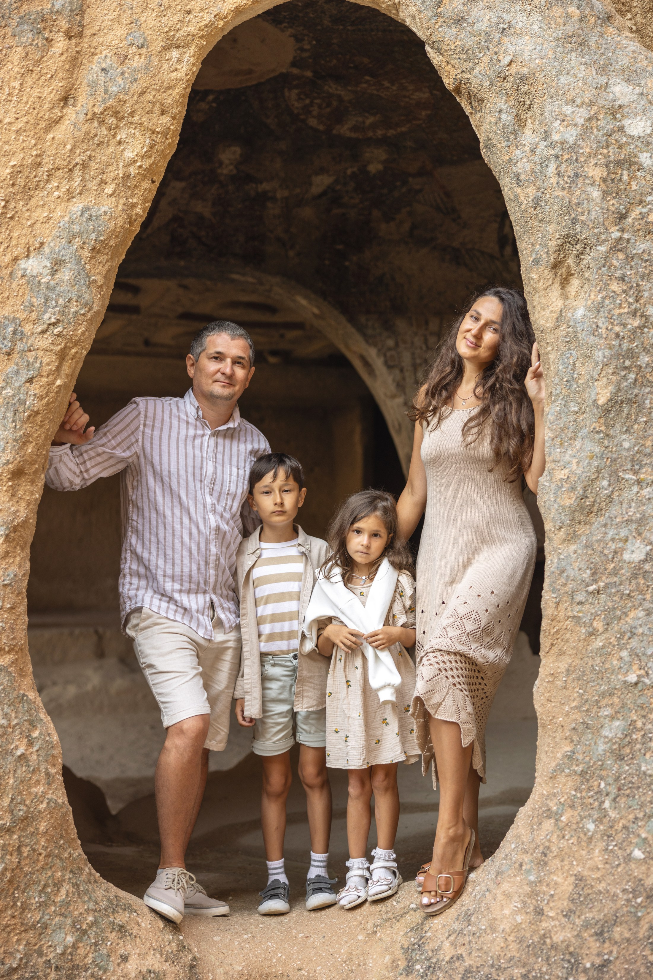 Family Photoshoot at Sunrise with Cappadocia’s Hot Air Balloons. Julia Ganch I Fashion Wedding Photography I Cappadocia Turkey