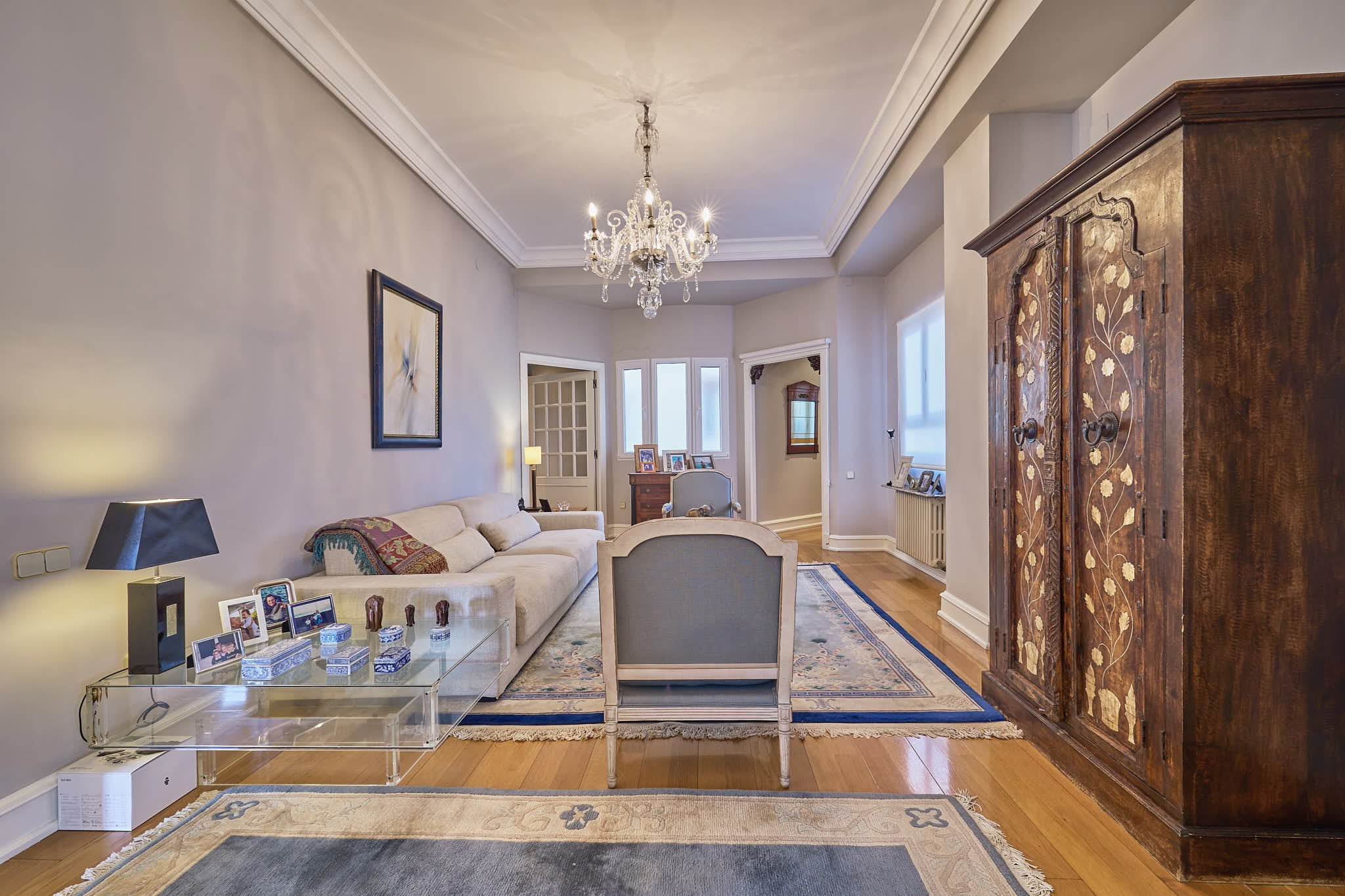 Salón clásico con muebles antiguos en un apartamento en Valencia