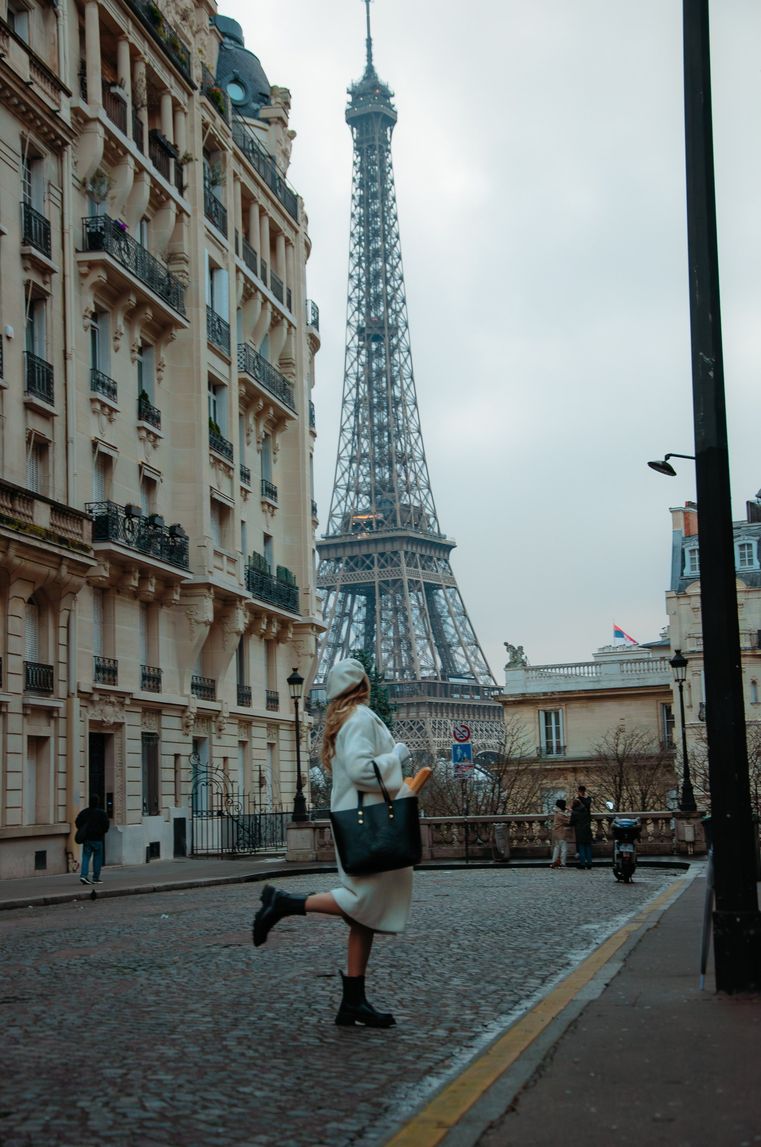 Winter Eiffel Tower photoshoot. Paris photographer — Polina Osipova