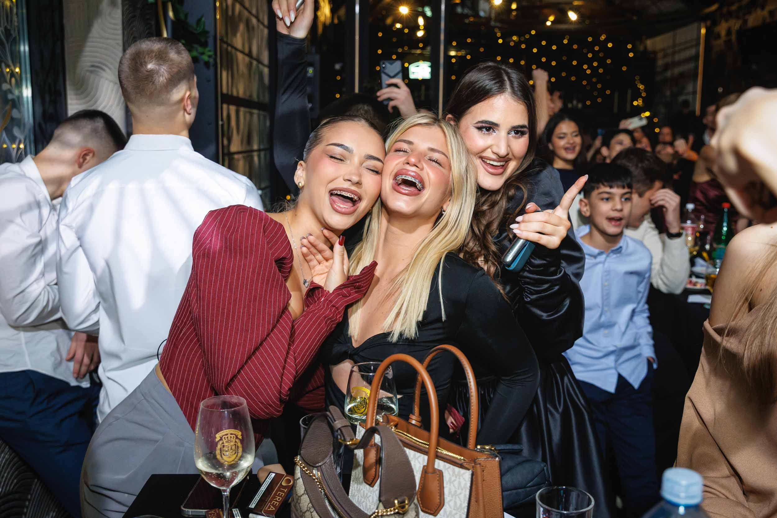 Iskrena emocija i smeh slavljenice tokom proslave, autentični trenuci sa 18. rođendana zabeleženi u Novom Sadu.