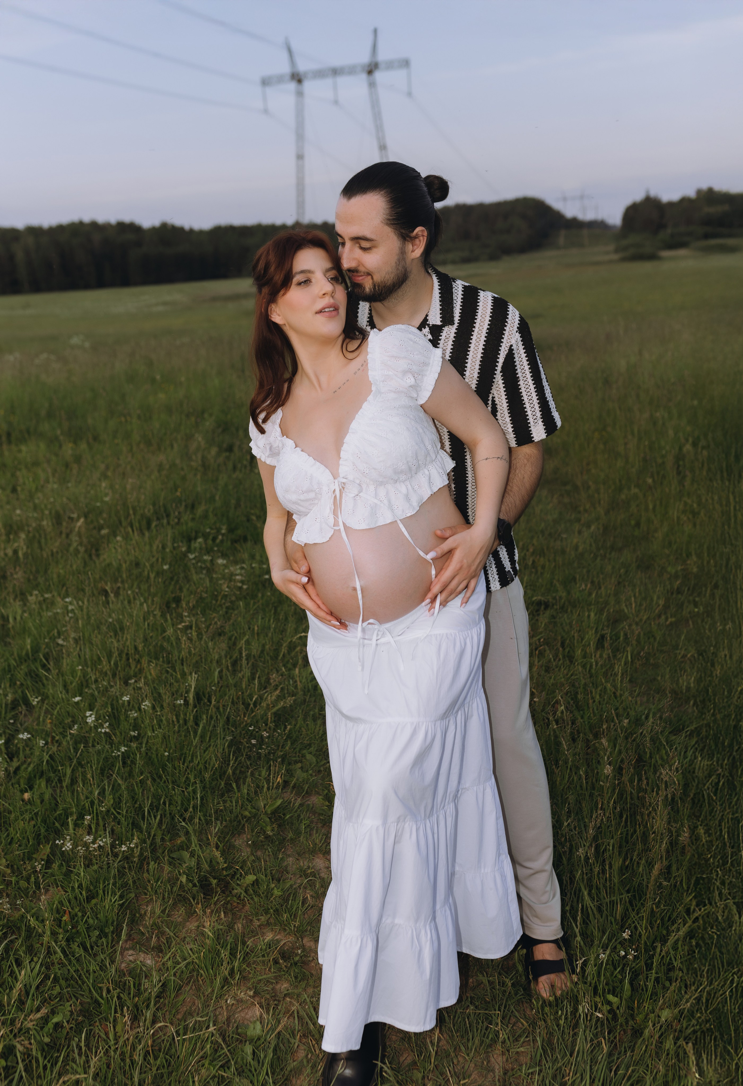 Lera & Maksim | laukimo fotosesija pievoje saulei besileidžiant. Vestuvių ir šeimų fotografė Lena Bondarenko / belove photo