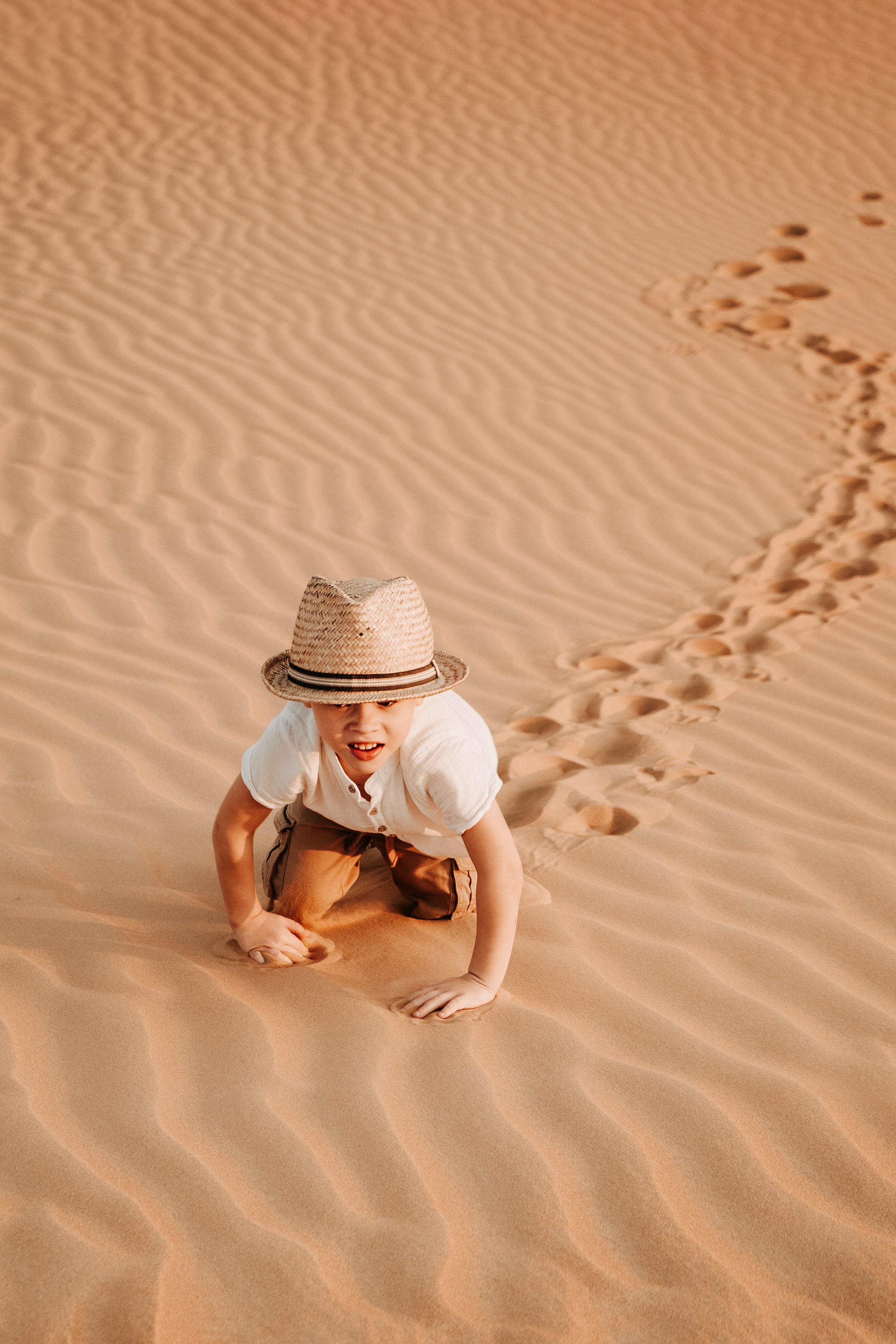 Photographer in the Abu Dhabi desert. Book a shoot in the Dubai desert, UAE. Romance of the East. The endless desert of the Emirates. Photos in the desert. Minimalism in photography. Nice photo sessions in the desert. Children in the desert