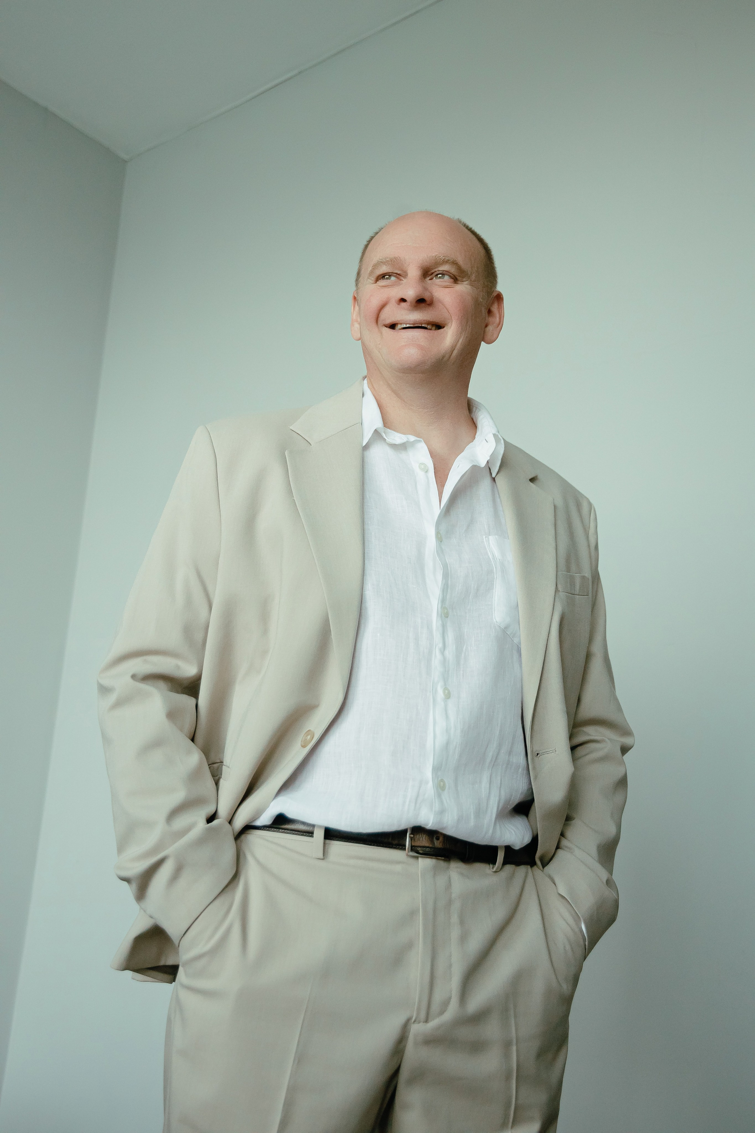 Thomas & Suyumbika. Главная