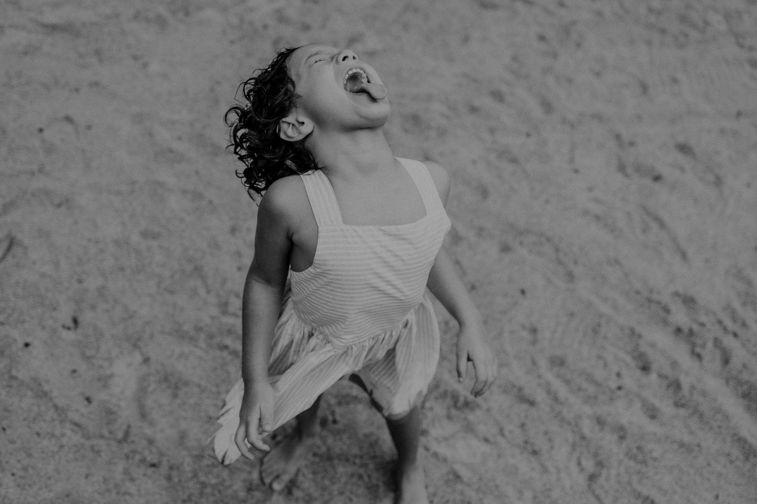 Menina brincando em parquinho de areia