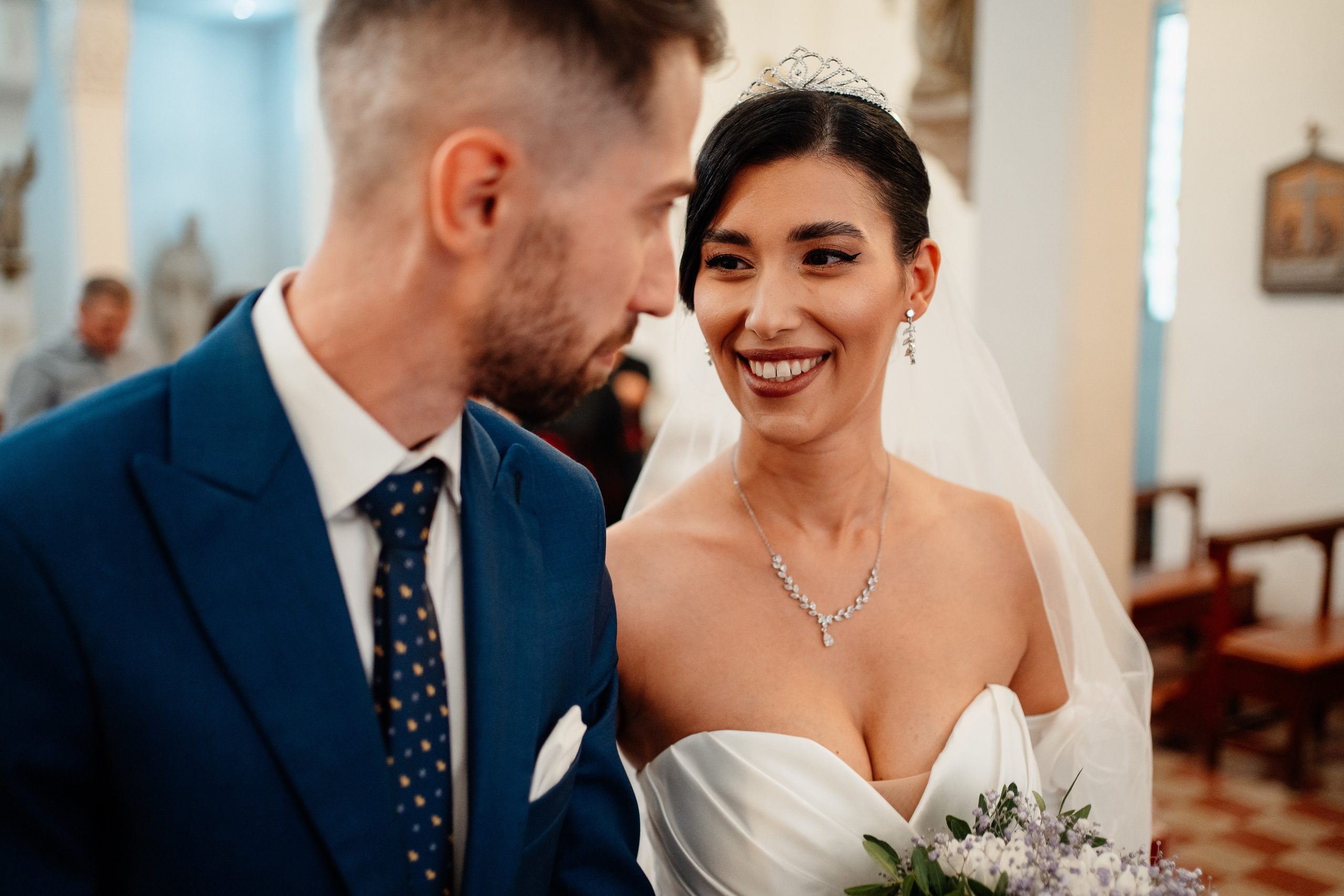 Moment emoționant între miri în ziua nunții, surprins într-un cadru natural și romantic, in Bucuresti. Fotografie de nuntă profesională, editată artistic pentru a evidenția emoția și eleganța evenimentului.