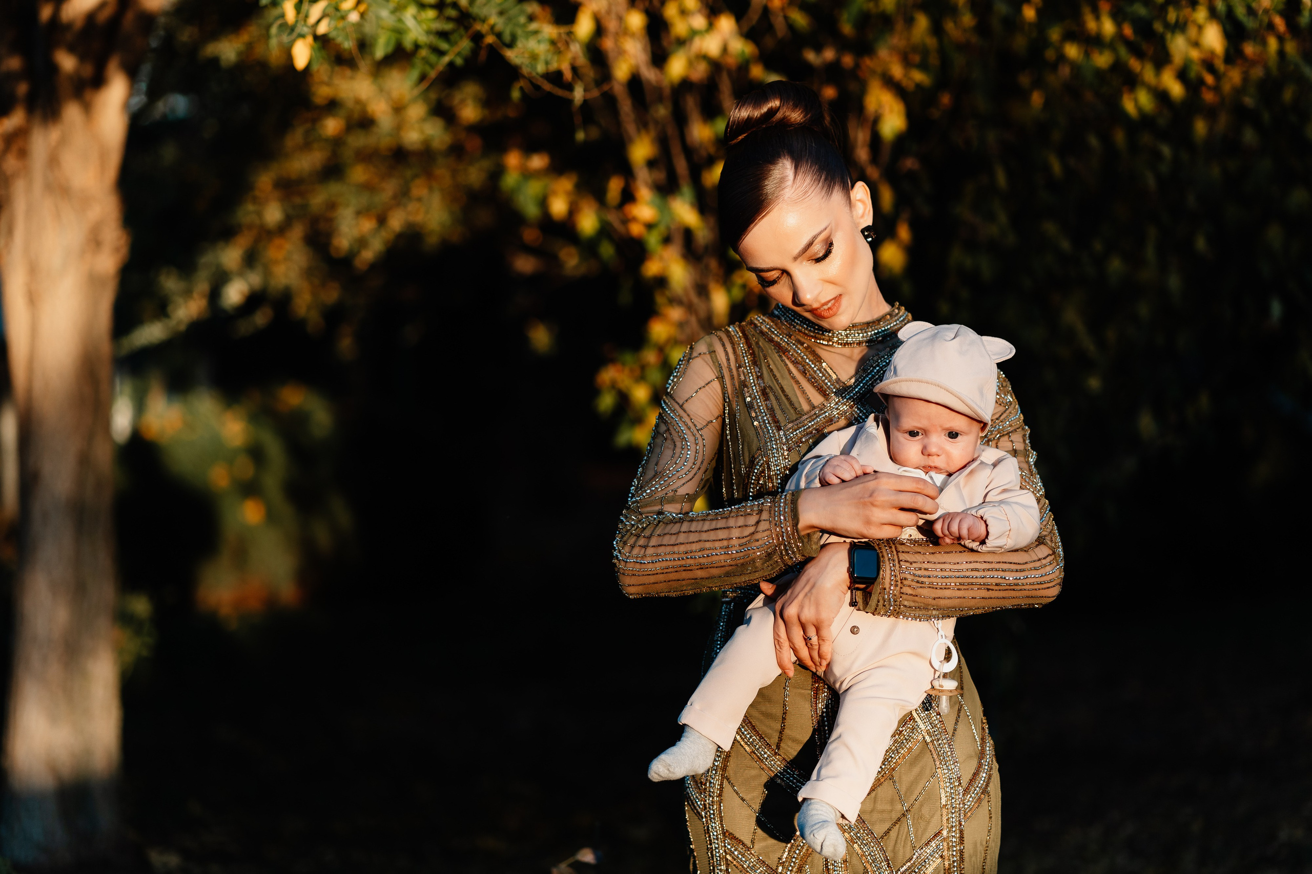 Instantaneu plin de tandrețe dintre părinți și bebeluș în ziua botezului, realizat în Craiova. Fotografie profesională de botez, capturând emoțiile autentice ale familiei într-un decor luminos și cald