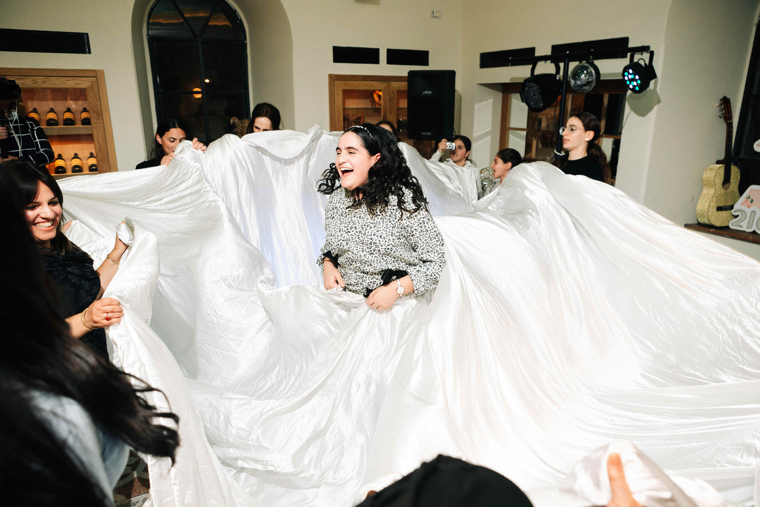 PARTY IN A RESTAURANT WITH THE WHOLE FAMILY. Https://shi-photo.com/