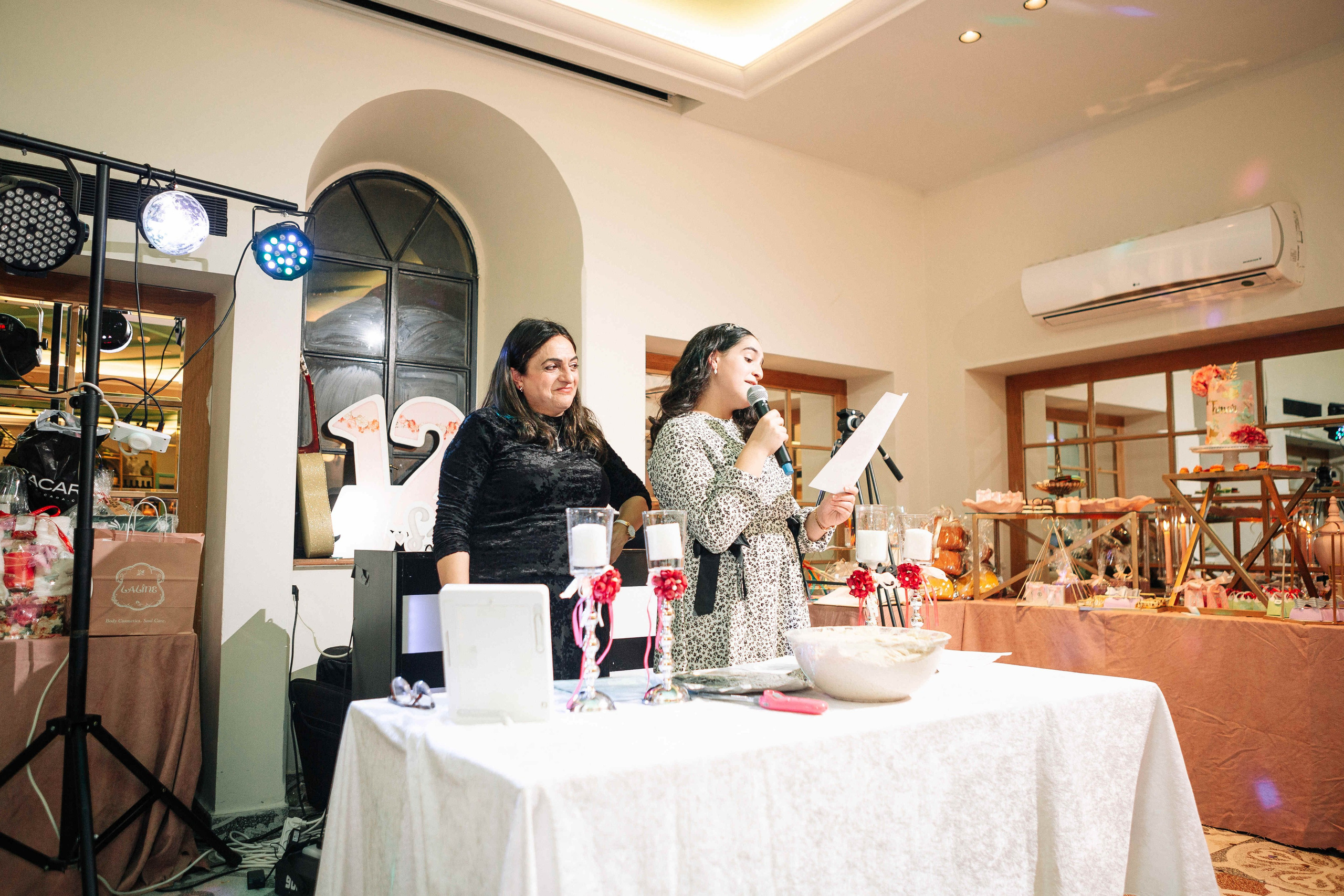 PARTY IN A RESTAURANT WITH THE WHOLE FAMILY. Https://shi-photo.com/