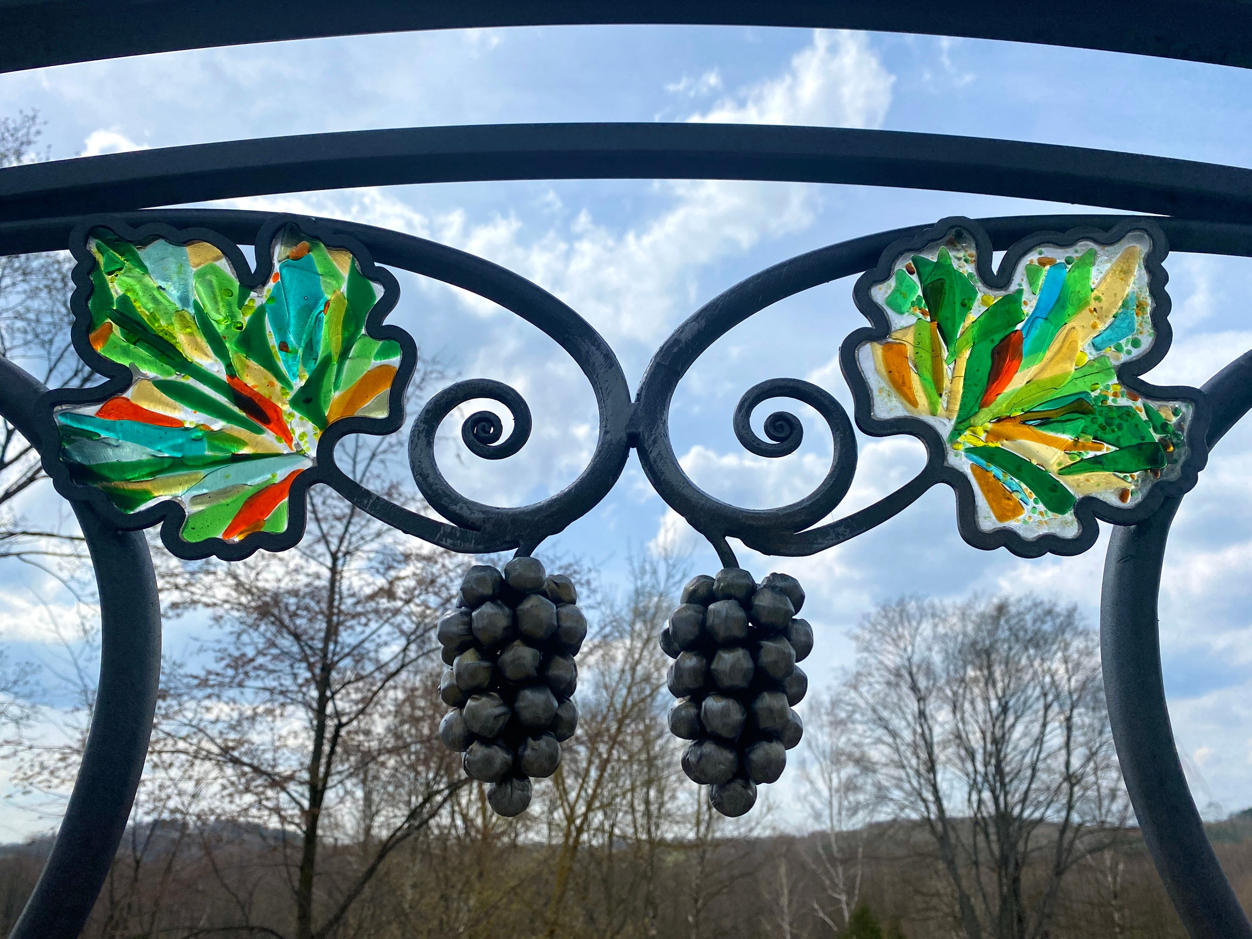 Архитектурная композиция «Красненский некрополь» в д. Красное Минской области. Протоиерей Фёдор Повный - идея и творческая концепция. Мария Тарлецкая - автор проекта и руководитель реализации. Анна Авгуль - витраж.  2020 г. Сталь, витражи, монолитный поликарбонат,  художественная ковка, лазерная резка, сварка. 