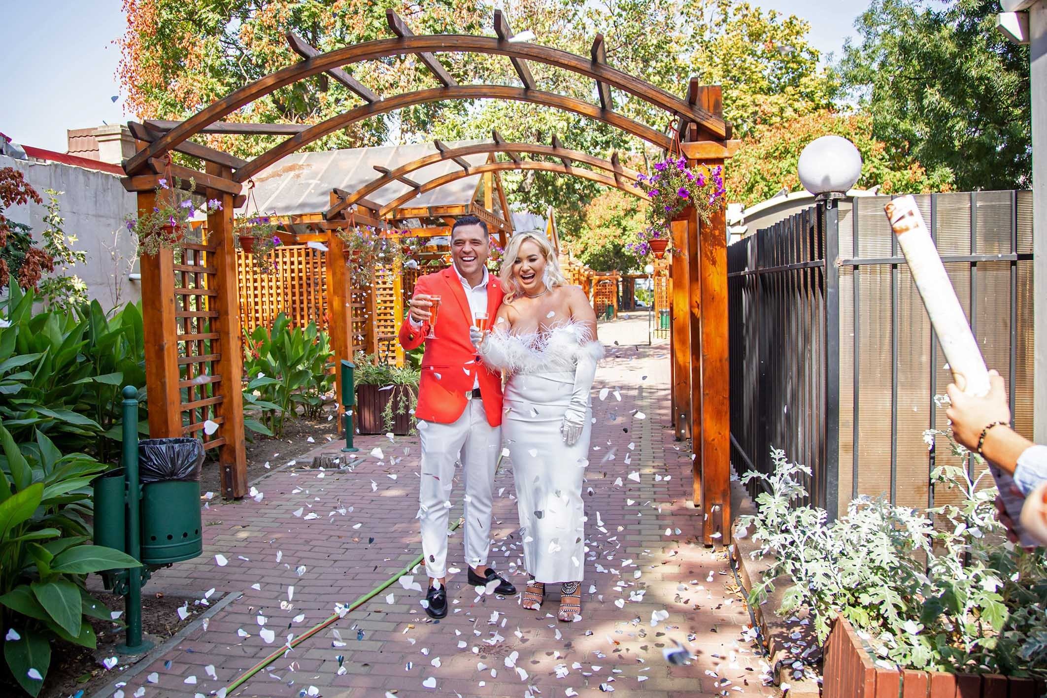 Tunuri de confetti la ieșirea mirilor după ceremonia civilă