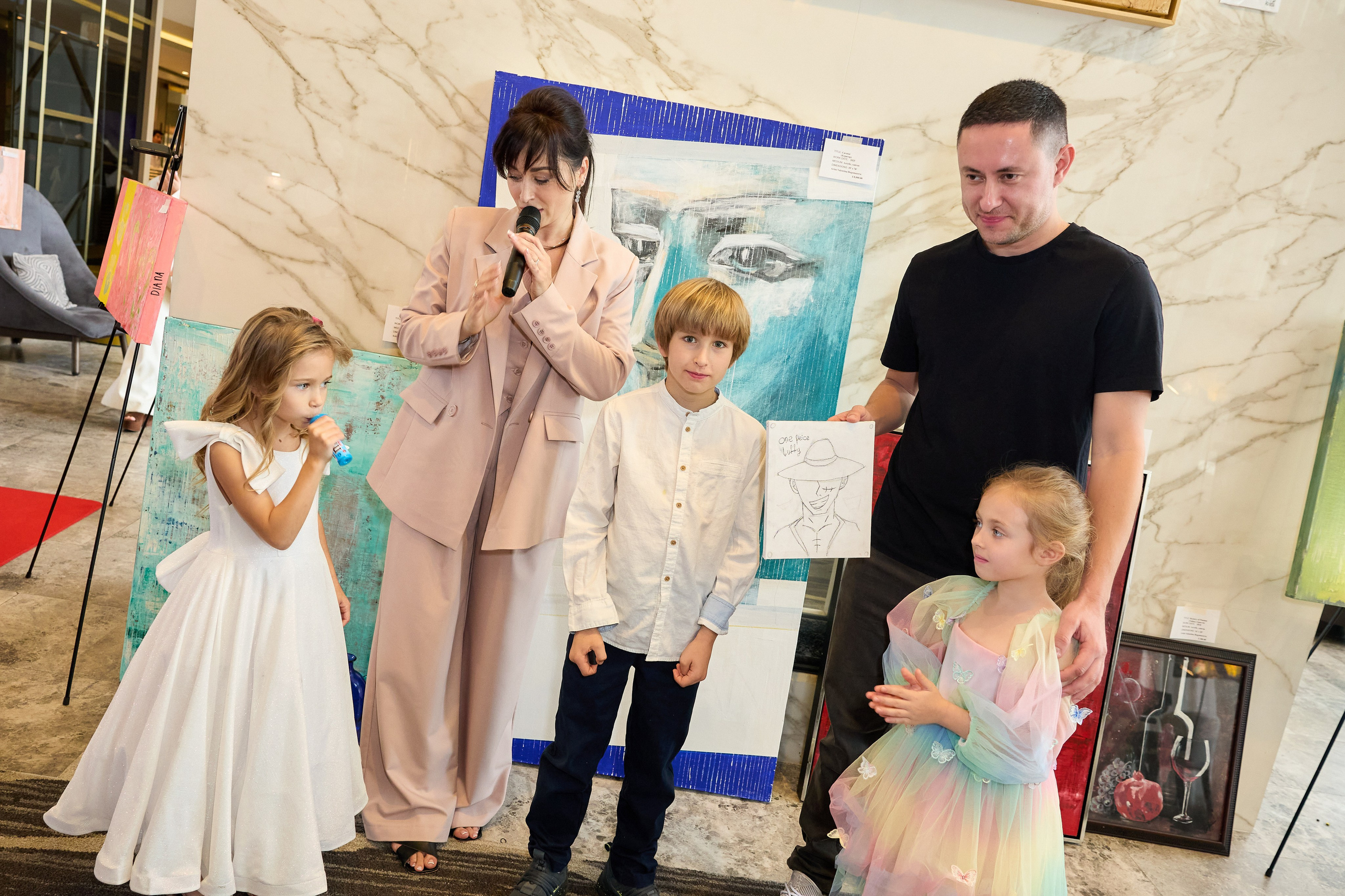 Авторская благотворительная художественная выставка Дианы Бортник. Фотограф Юлия Маковеева