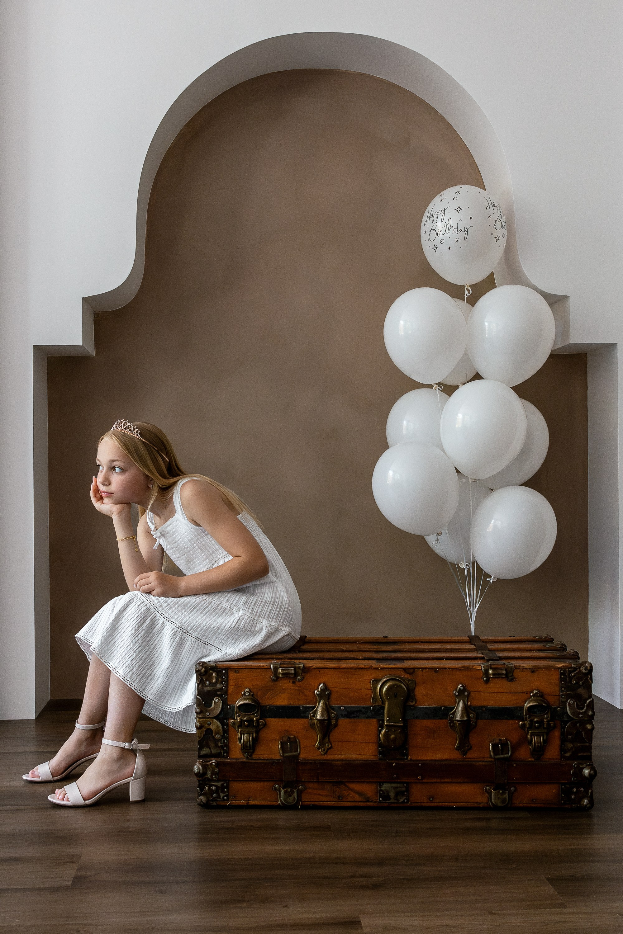 I am a portrait photographer, creating portraits at all stages of your life! Welcome to my studio place in Westmount n Westmount, Quebec