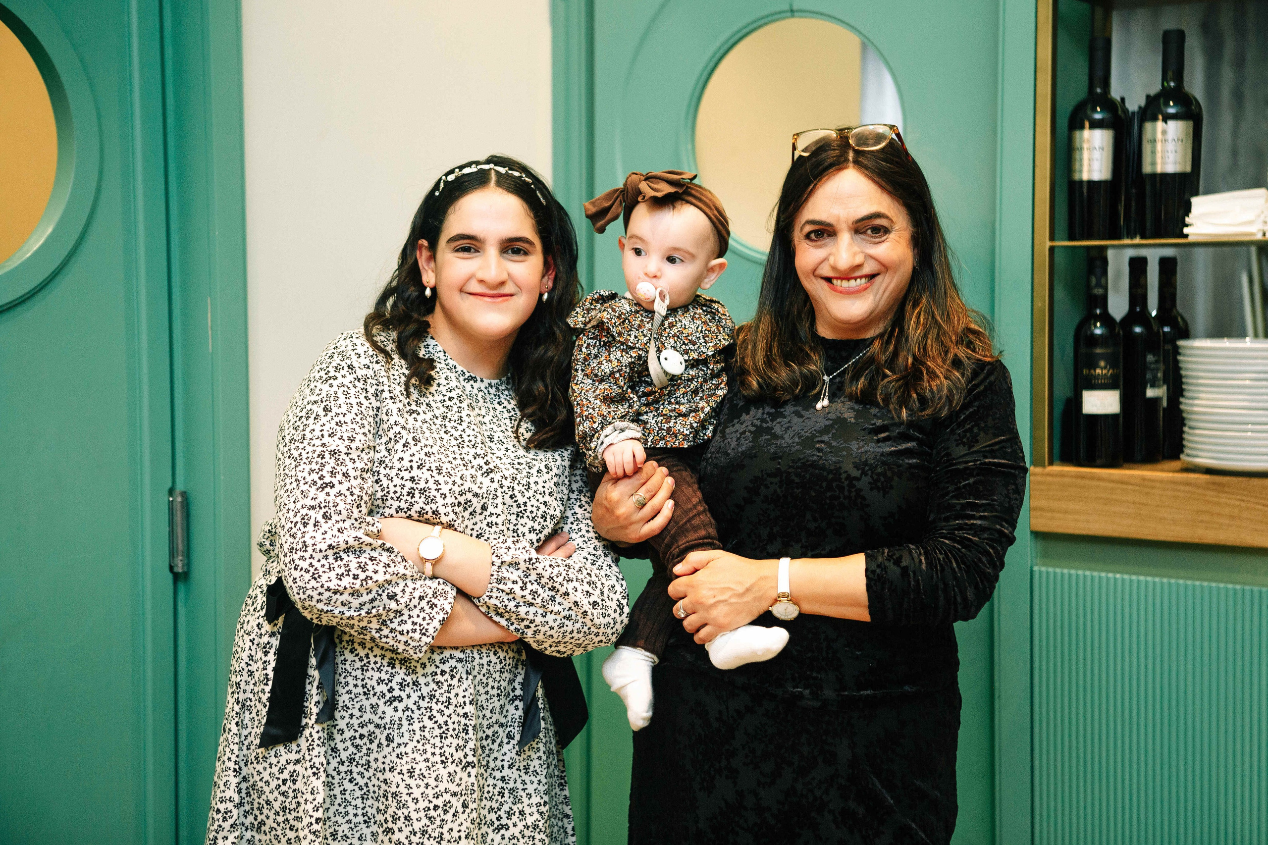 PARTY IN A RESTAURANT WITH THE WHOLE FAMILY. Https://shi-photo.com/