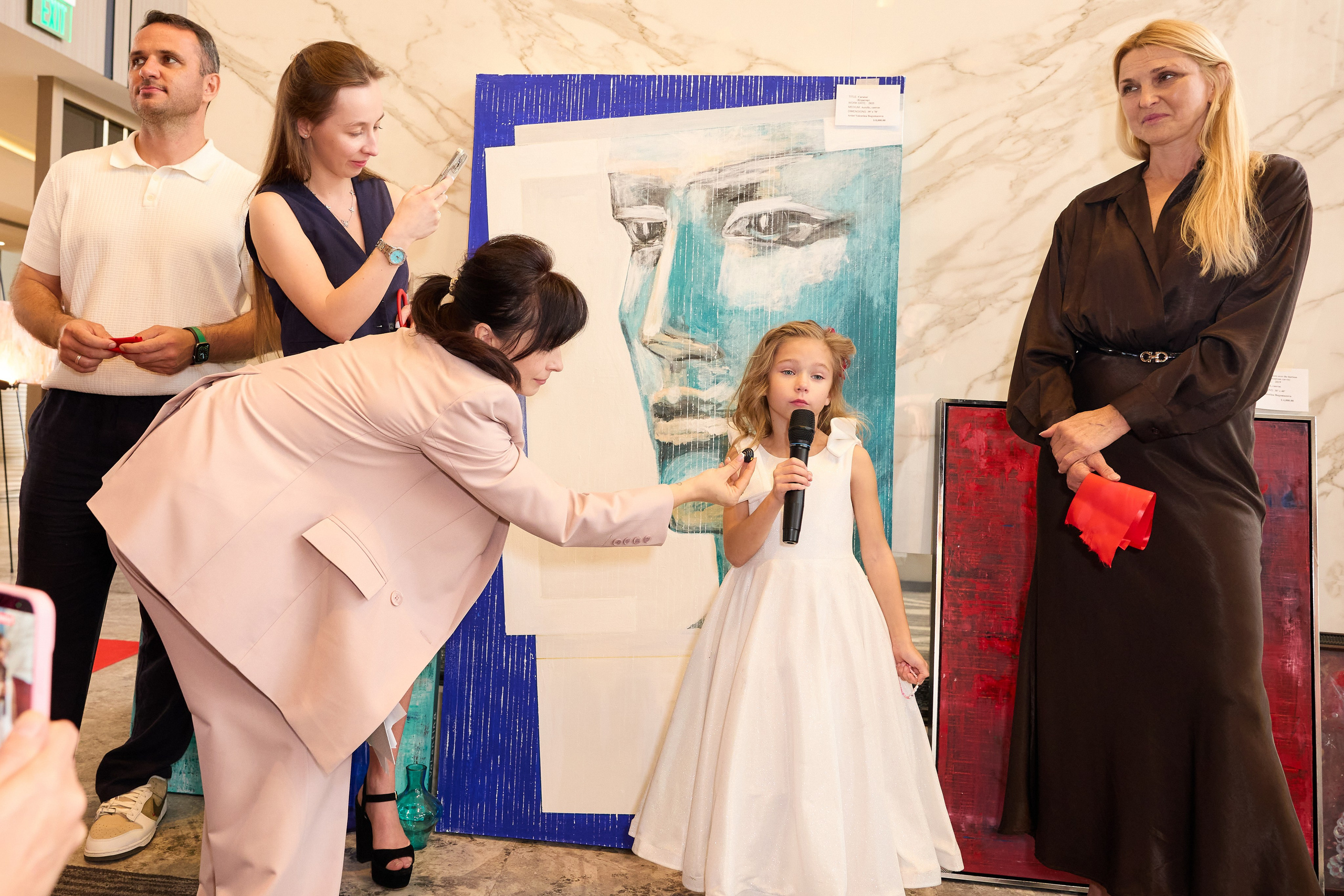 Авторская благотворительная художественная выставка Дианы Бортник. Фотограф Юлия Маковеева