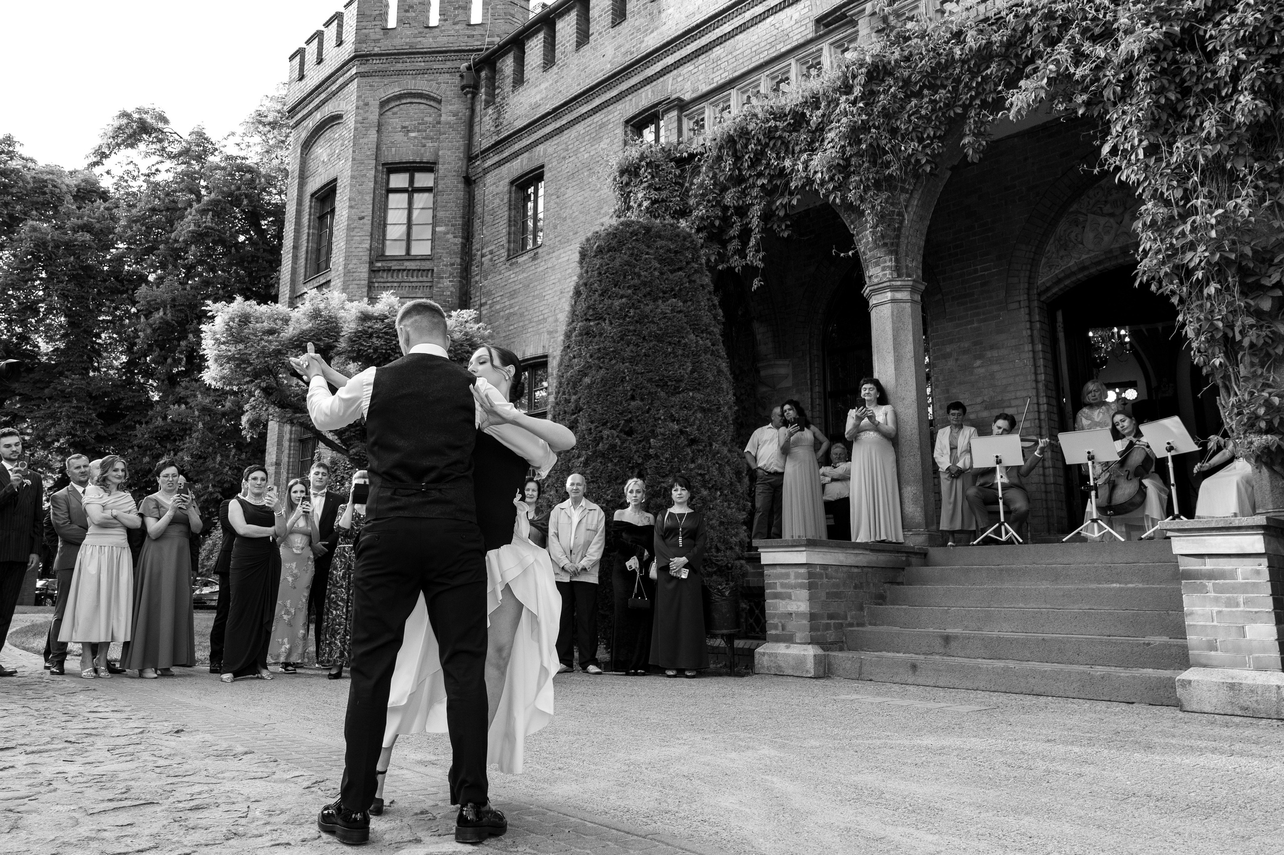 E&N: Zamek w Rzucewie. SL Wedding Photo — Editorial, Elegant & Timeless Wedding Photography in Poland and Across Europe