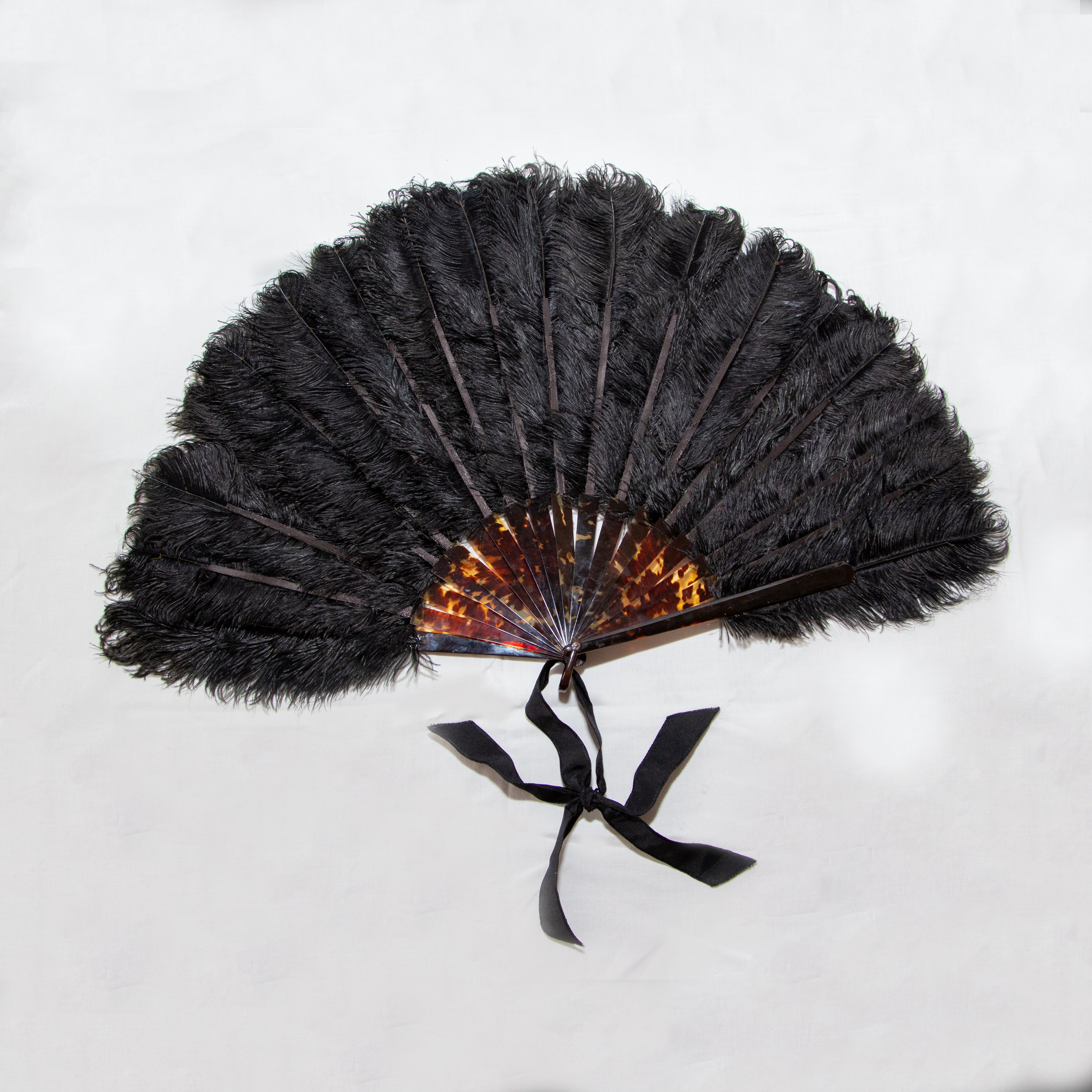 Ostrichfan. Современнные и актикварные украшения в Барселоне, Москве и Санкт-Петербурге