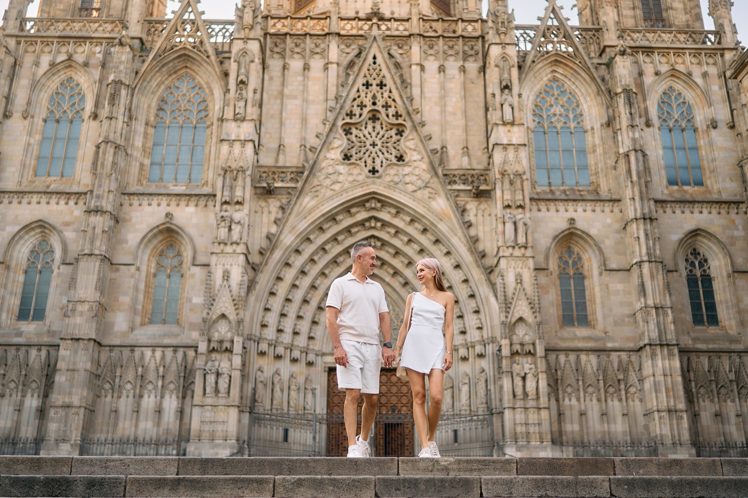 Description of the Old City location for a  love-story or individual photo shoot in Barcelona, examples of photos taken at this photo spot. POSTCARD.BCN Photographer Kate in Barcelona. Love-story, family or individual photo shoots