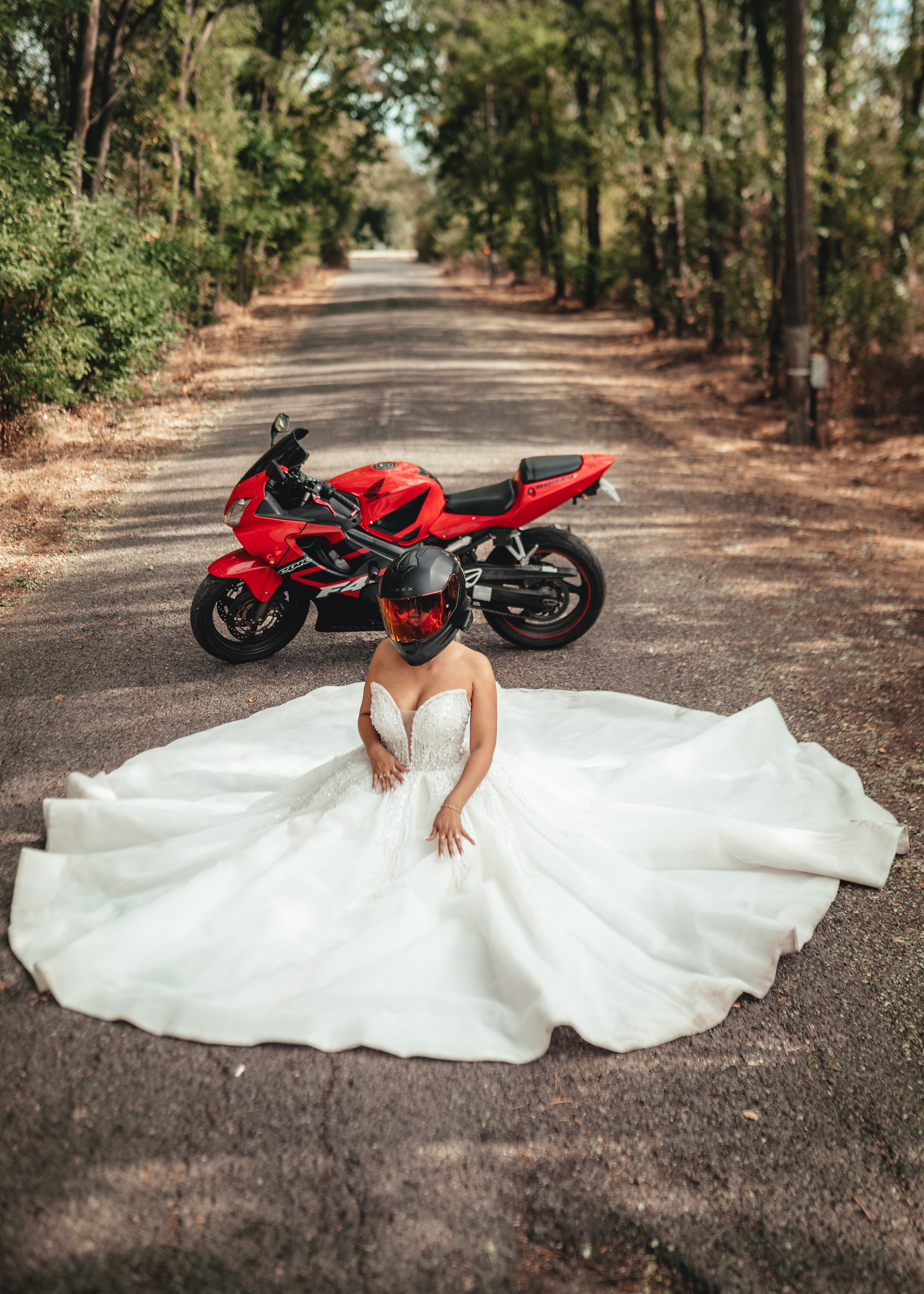 Trash the Dress cu motocicliști — ședință foto de poveste. Lucian Dedeu — Fotograf de nuntă și eveniment
