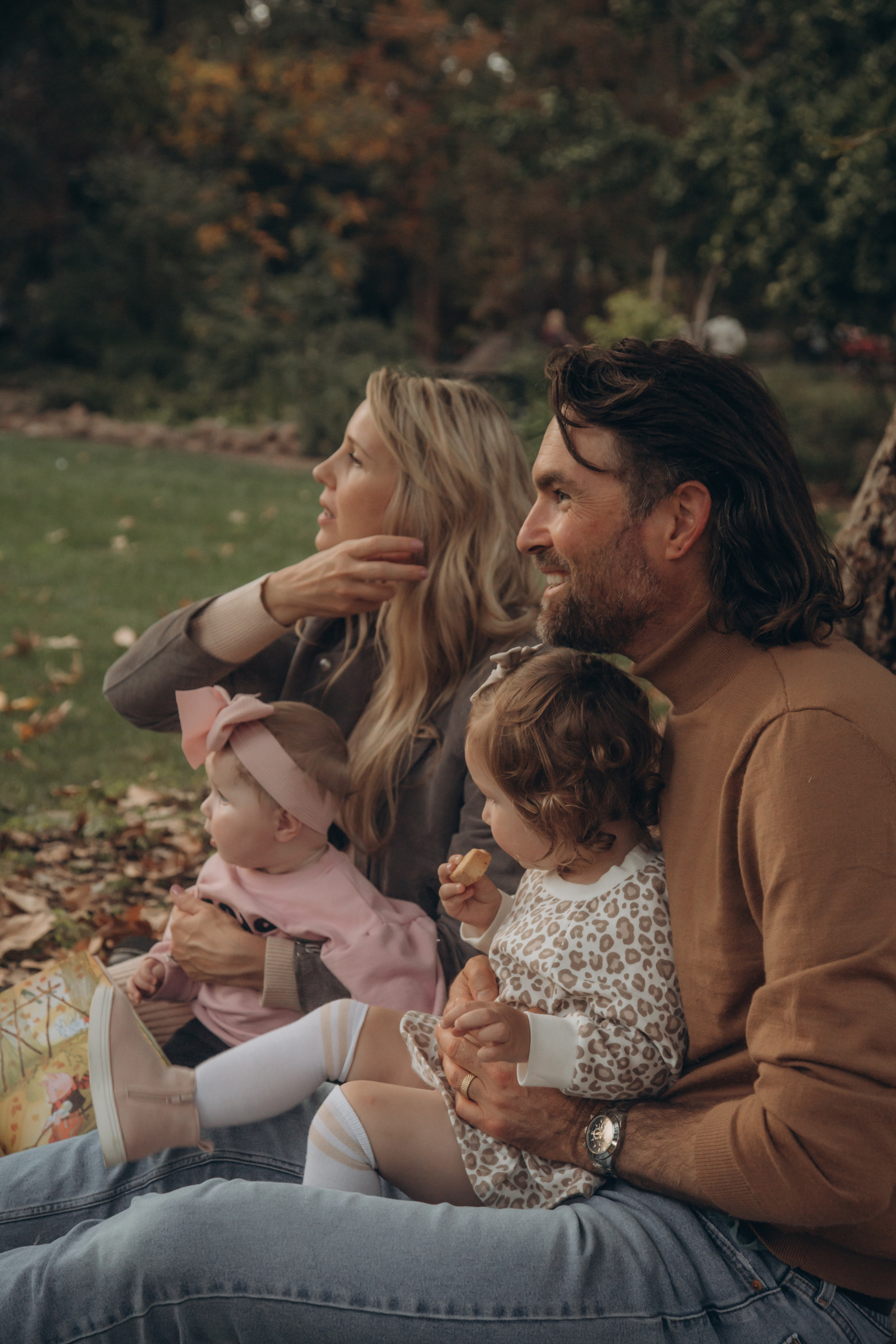 Family in nature. Family and children’s lifestyle photographer Elena Tumanova