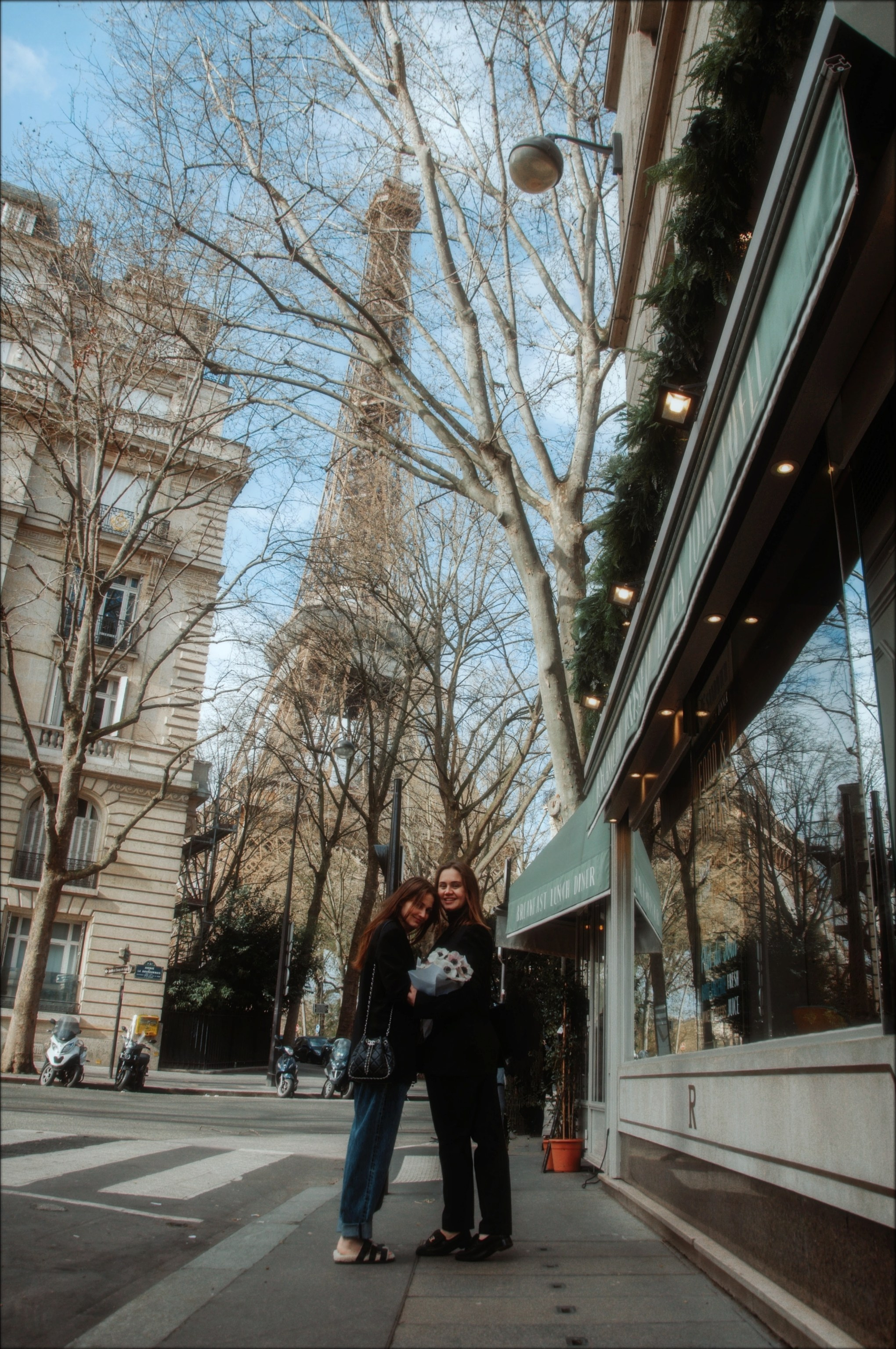 Фотосессия подруг у Эйфелевой башни. Фотограф в Париже Полина Осипова