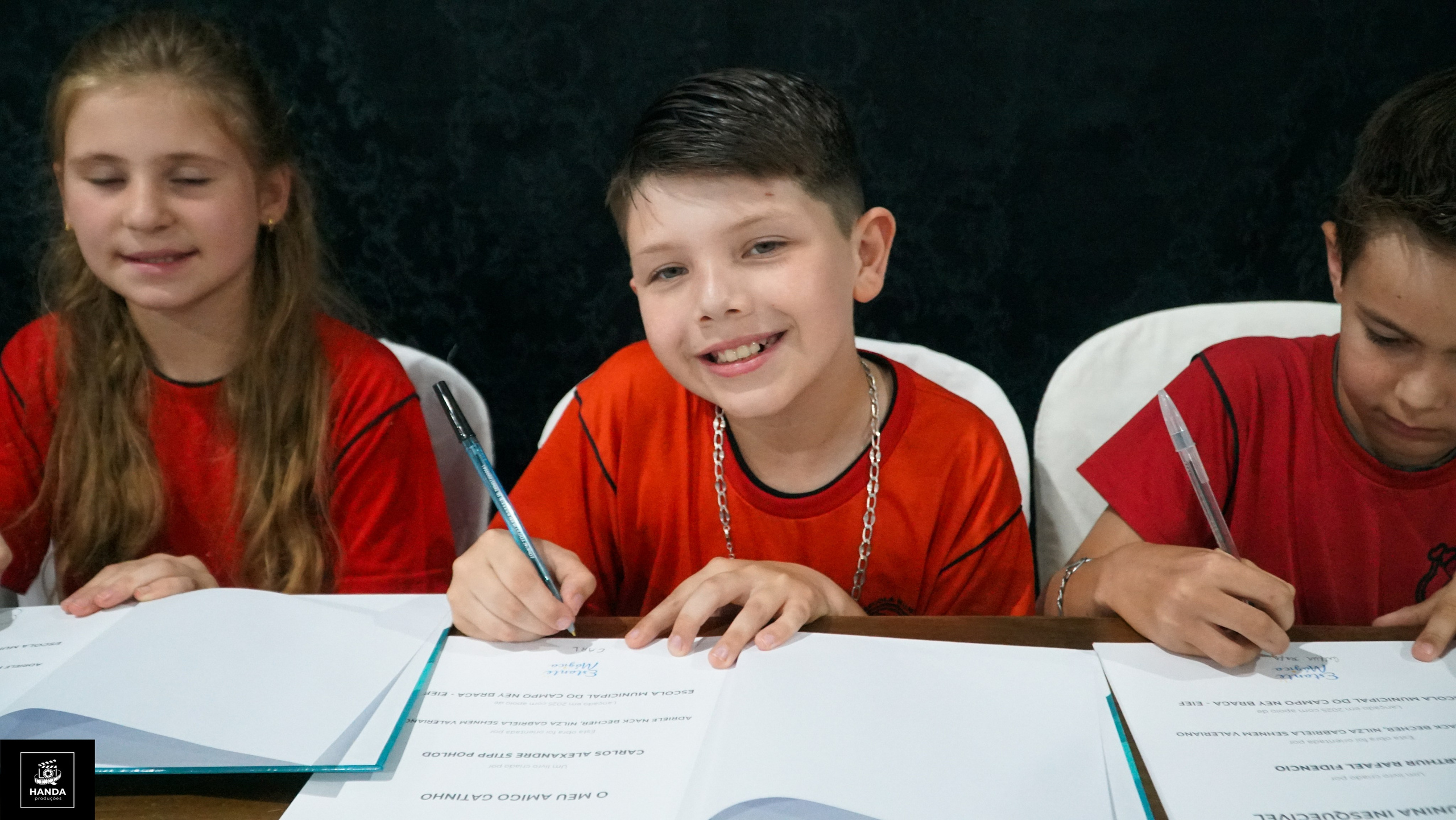 Noite autógrafos colégio Aurélio Buarque de Holanda. Handa Produções