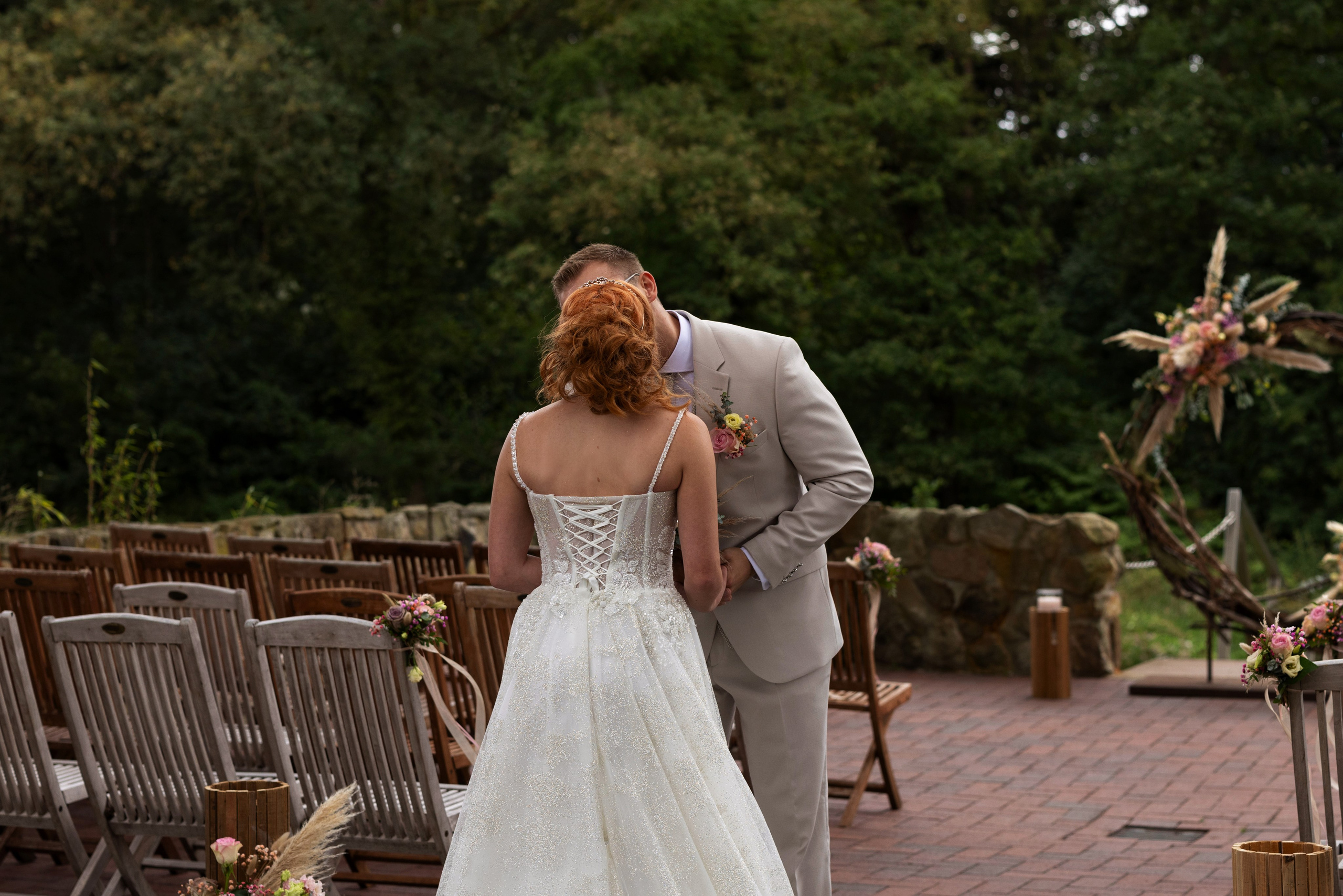 Romantisches Ambiente bei der freien Trauung im Artland Kotten, Quakenbrück, mit einem liebevoll geschmückten Trauungsbereich.“