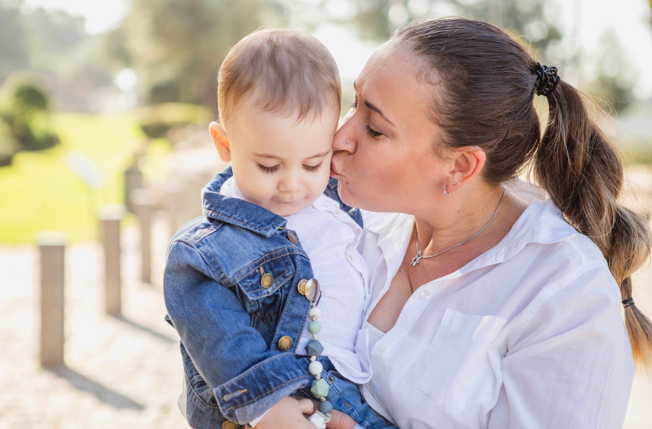 AT THE WALLS OF THE OLD CITY. PHOTOGRAPHER IN ISRAEL