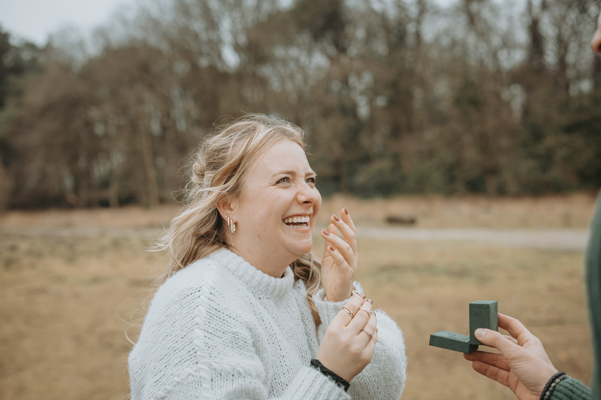 Berre en Amy hand in hand op Kalmthoutse Heide - Kapture Fotografie