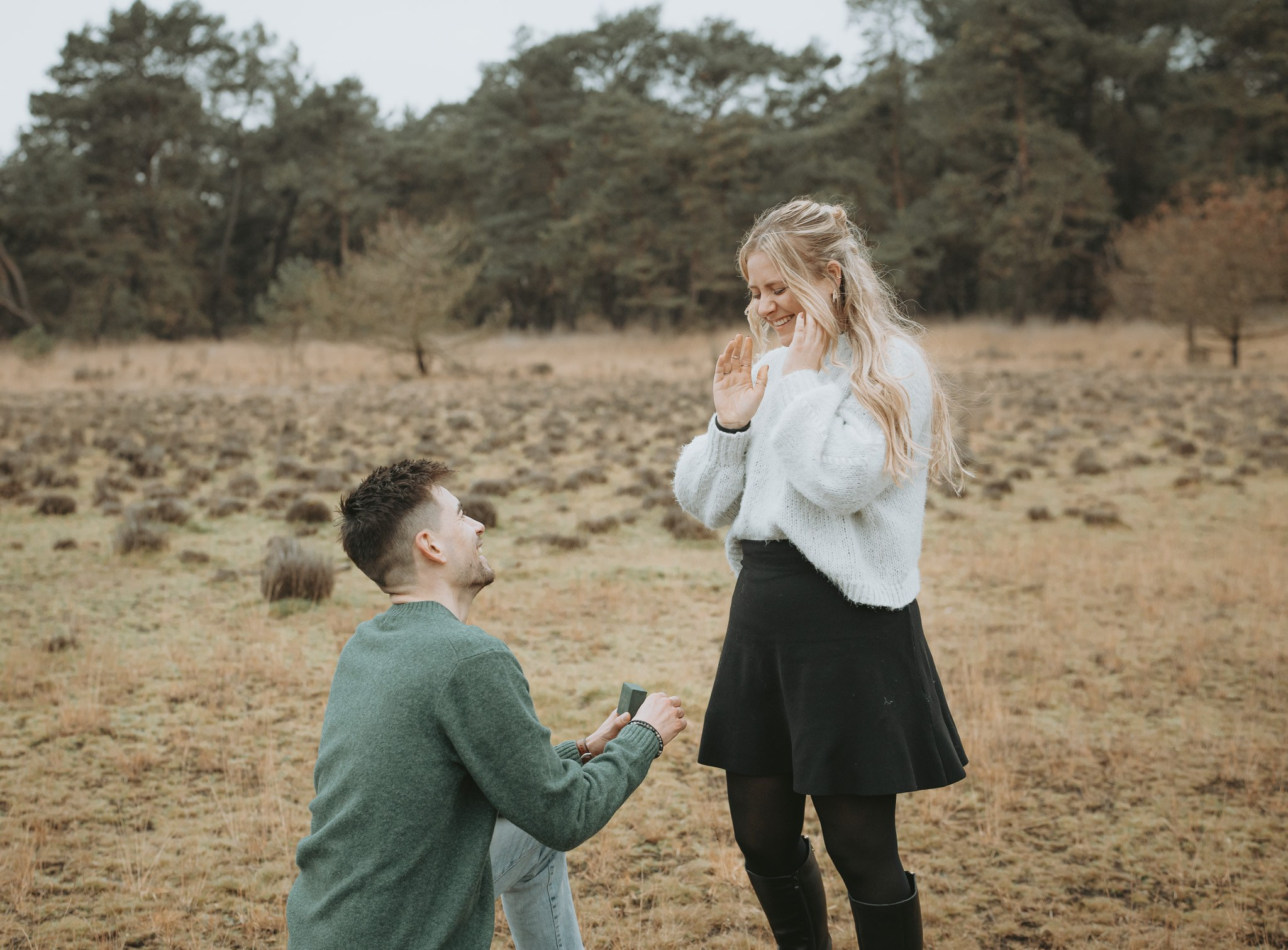 Romantisch moment na ja-woord op Kalmthoutse Heide - Kapture Fotografie