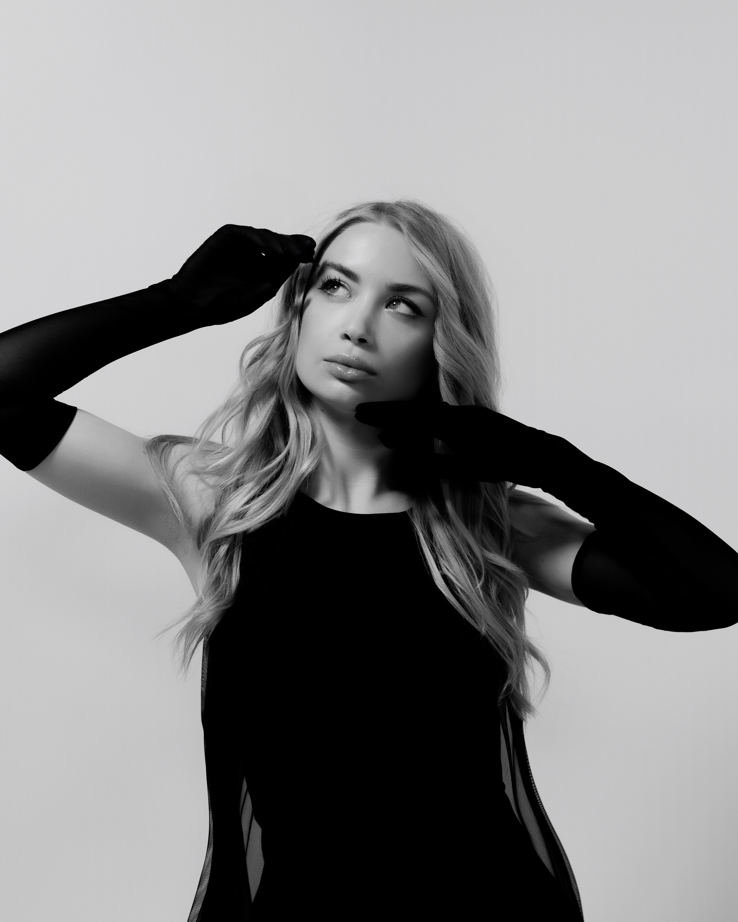 Modern Elegance. Studio Portrait Session. Red & Black Fashion Aesthetic. Kristina Kozheltsova- Soulful Portrait&Lifestyle&Love Story Photographer in Leipzig, Germany