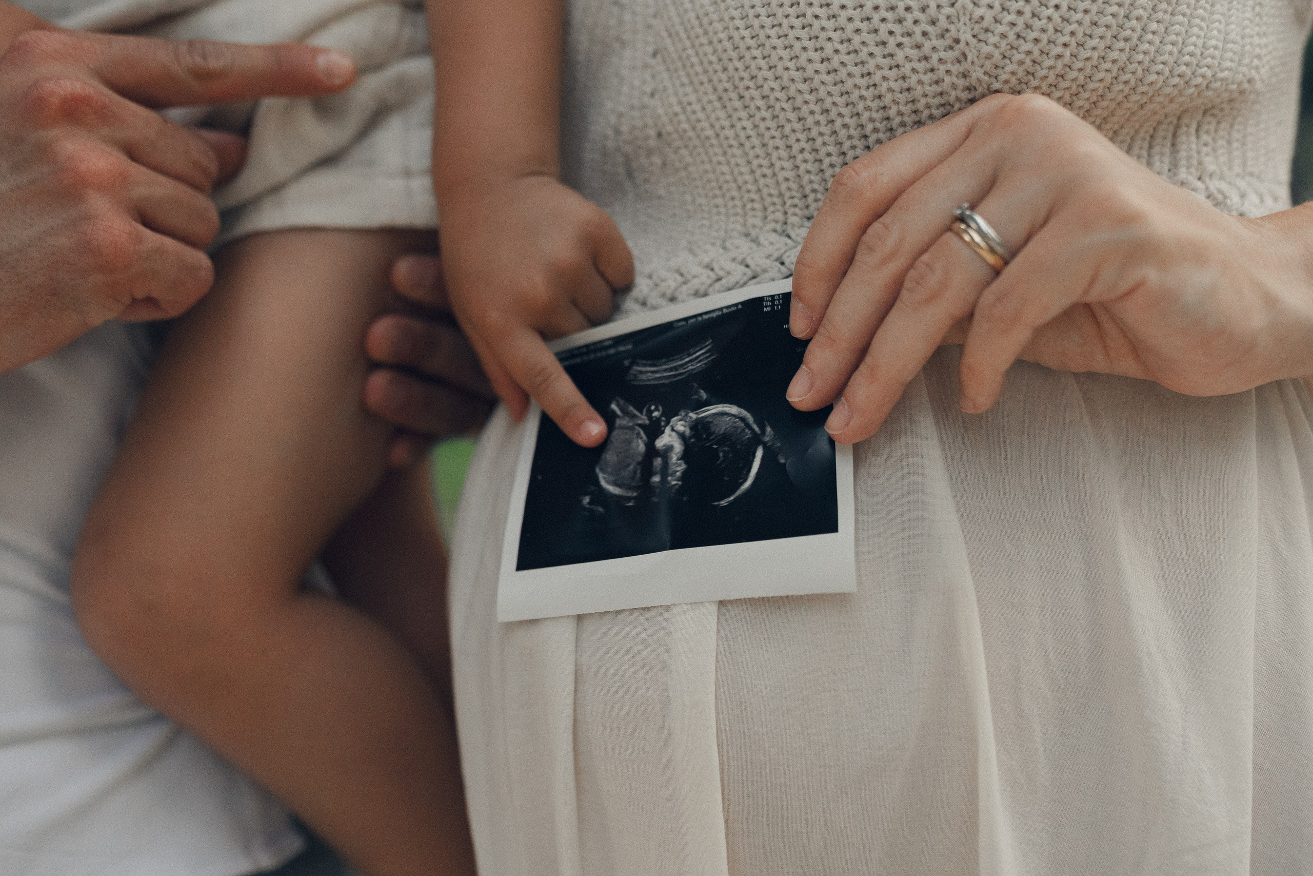 Shooting gravidanza al tramonto – mamma incinta vestita di bianco tra natura e luce calda